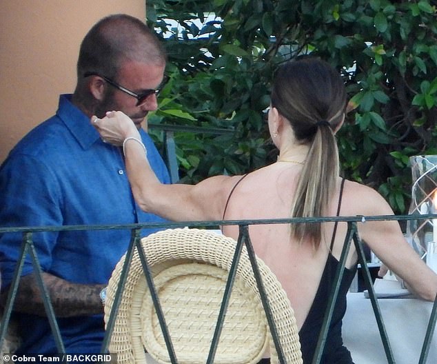 David Beckham bị paparazzi "t&oacute;m gọn" khoảnh khắc "b&agrave;n tay hư" với Victoria trước mặt c&aacute;c con - Ảnh 6.