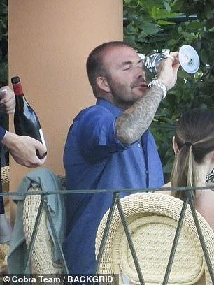 David Beckham bị paparazzi "t&oacute;m gọn" khoảnh khắc "b&agrave;n tay hư" với Victoria trước mặt c&aacute;c con - Ảnh 5.