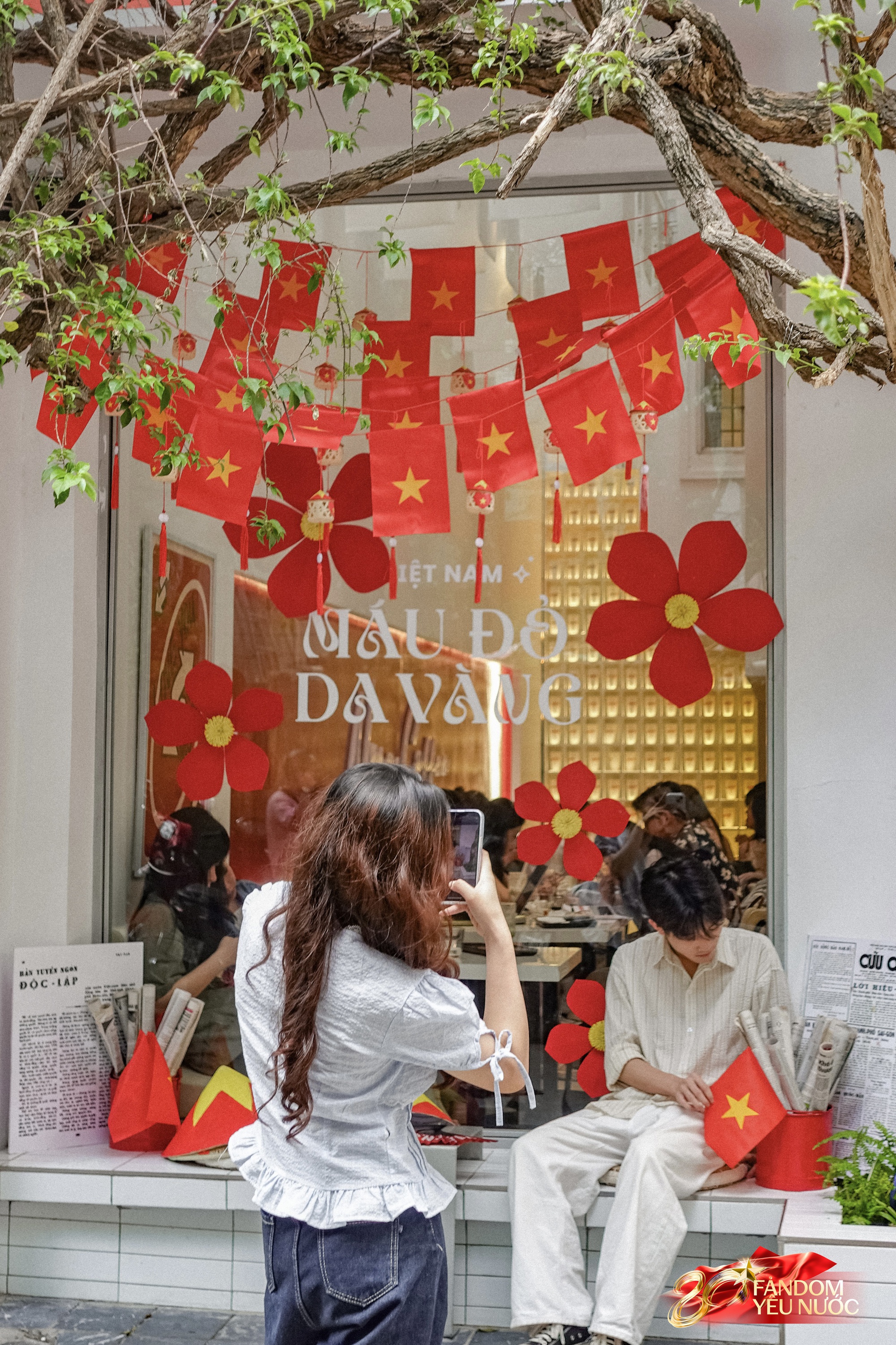 Kh&aacute;ch nước ngo&agrave;i th&iacute;ch th&uacute; chụp ảnh dưới bầu trời cờ hoa H&agrave; Nội, phố phường rộn r&agrave;ng trước thềm 2/9- Ảnh 11.