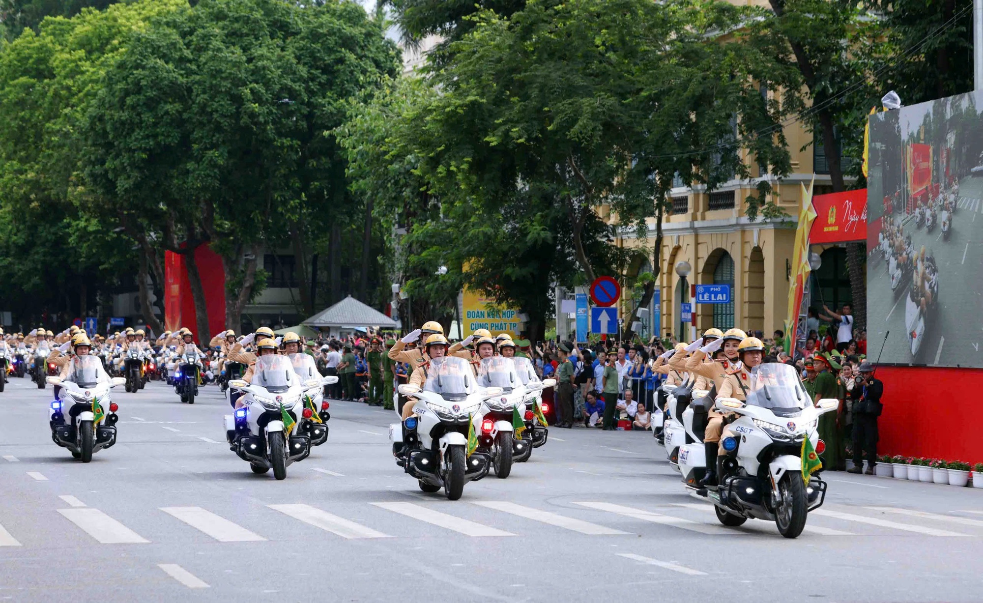 VIDEO: Cận cảnh dàn xe đặc chủng hiện đại của Công an Hà Nội- Ảnh 4. VIDEO: Cận cảnh dàn xe đặc chủng hiện đại của Công an Hà Nội- Ảnh 4.