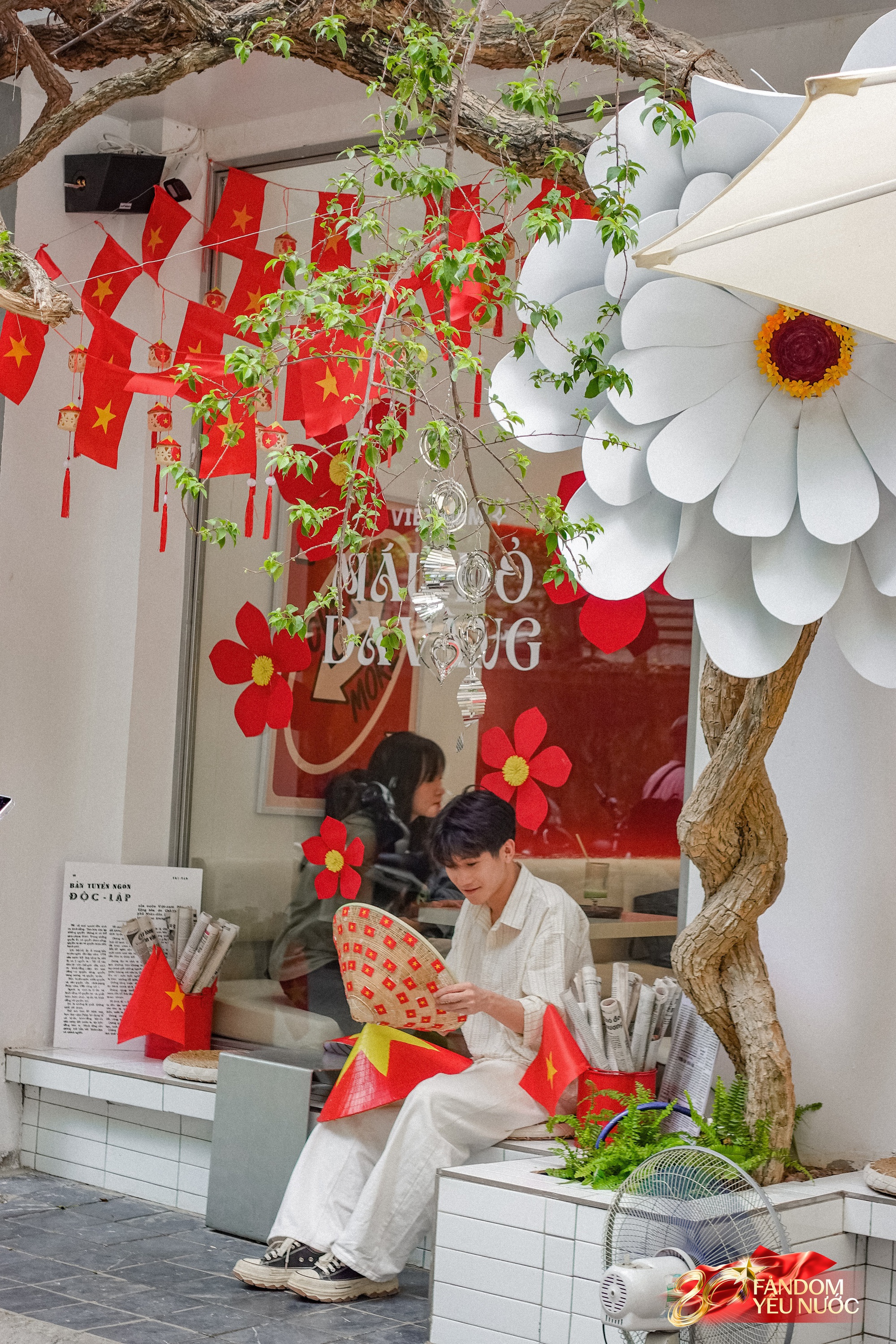 Kh&aacute;ch nước ngo&agrave;i th&iacute;ch th&uacute; chụp ảnh dưới bầu trời cờ hoa H&agrave; Nội, phố phường rộn r&agrave;ng trước thềm 2/9- Ảnh 12.