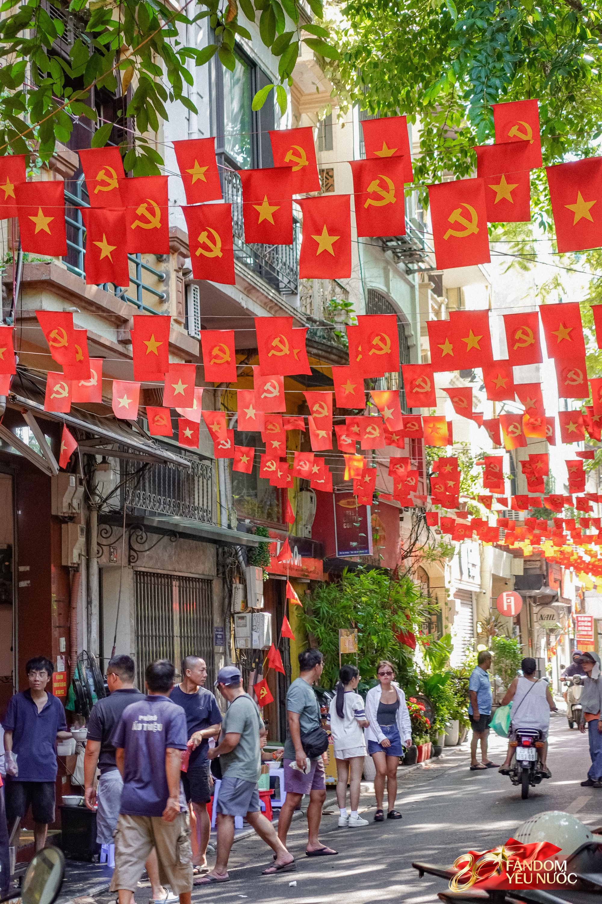 Kh&aacute;ch nước ngo&agrave;i th&iacute;ch th&uacute; chụp ảnh dưới bầu trời cờ hoa H&agrave; Nội, phố phường rộn r&agrave;ng trước thềm 2/9- Ảnh 2.