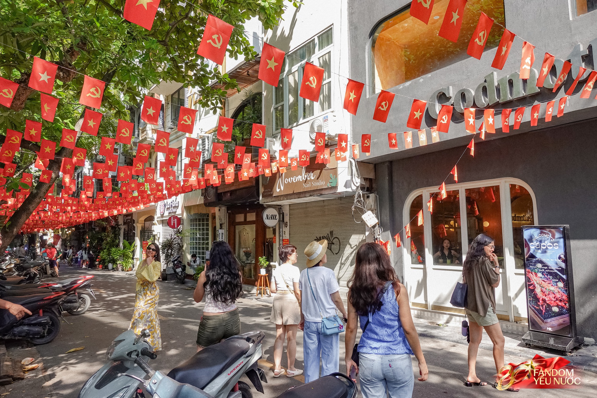 Kh&aacute;ch nước ngo&agrave;i th&iacute;ch th&uacute; chụp ảnh dưới bầu trời cờ hoa H&agrave; Nội, phố phường rộn r&agrave;ng trước thềm 2/9- Ảnh 5.