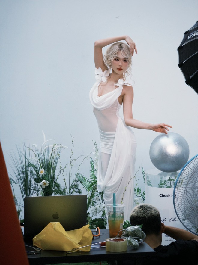 Gần 3 triệu người d&aacute;n mắt xem clip Ngọc Trinh thả d&aacute;ng đồng hồ c&aacute;t, body v&ograve;ng n&agrave;o ra v&ograve;ng nấy miễn ch&ecirc; - Ảnh 5.