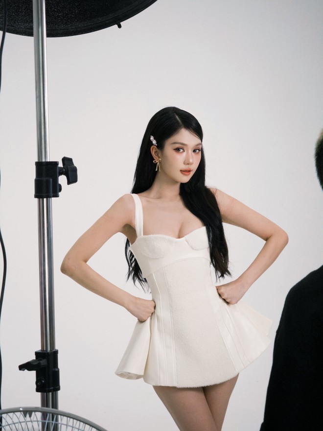 Gần 3 triệu người d&aacute;n mắt xem clip Ngọc Trinh thả d&aacute;ng đồng hồ c&aacute;t, body v&ograve;ng n&agrave;o ra v&ograve;ng nấy miễn ch&ecirc; - Ảnh 4.