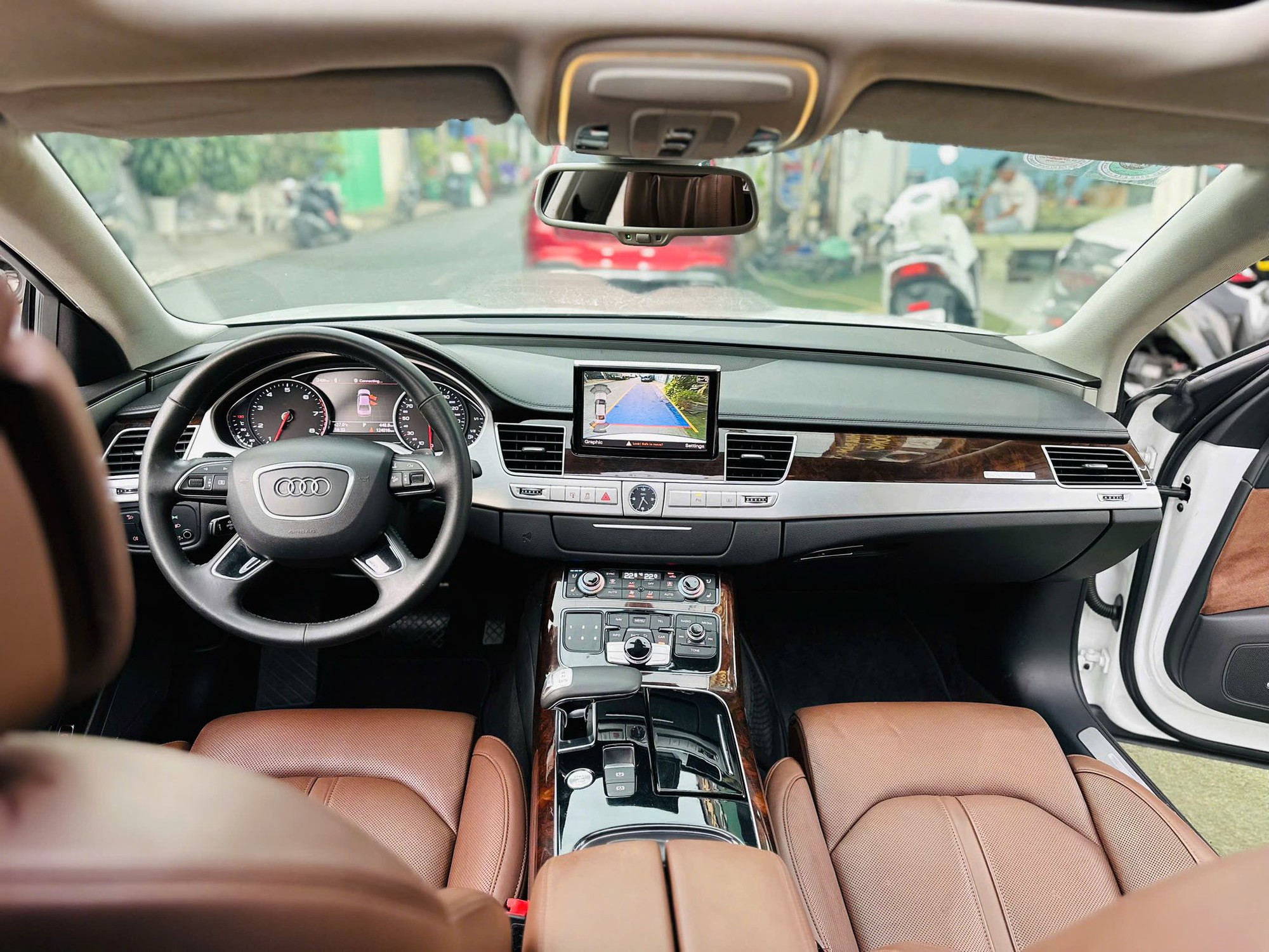 Rao Audi A8L 2017 giá 1,3 tỷ đồng, người bán chia sẻ: 5 tỷ không mua, giờ cũng không mua thì sao biết được 'trùm cuối Audi' đỉnh cỡ nào - Ảnh 4.