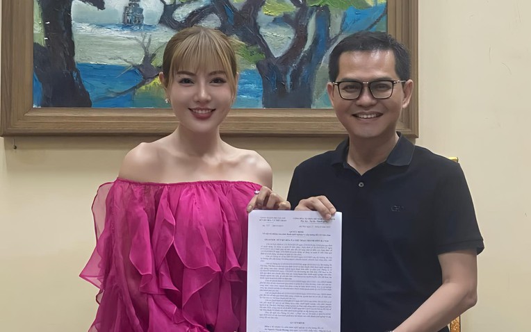 Thanh Hương nhận tờ giấy đặc biệt từ Giám đốc Nhà hát Kịch Hà Nội, nội dung gây tò  - Ảnh 1.