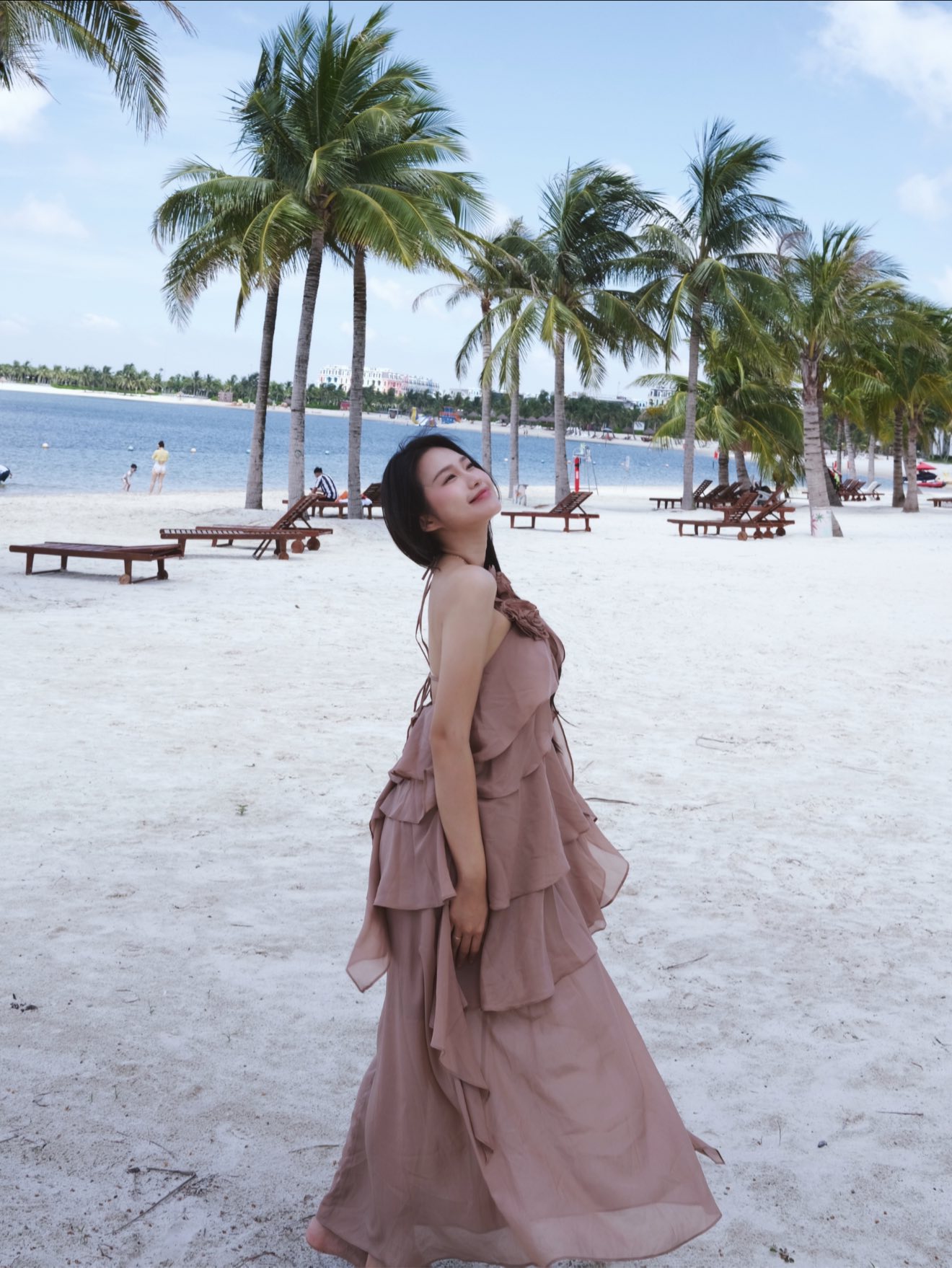 M&ecirc; mẩn b&oacute;ng lưng y&ecirc;u kiều của mỹ nữ tr&ecirc;n b&atilde;i biển, ho&aacute; ra l&agrave; n&agrave;ng WAG "bạch nguyệt quang" l&agrave;ng b&oacute;ng đ&aacute; - Ảnh 4.