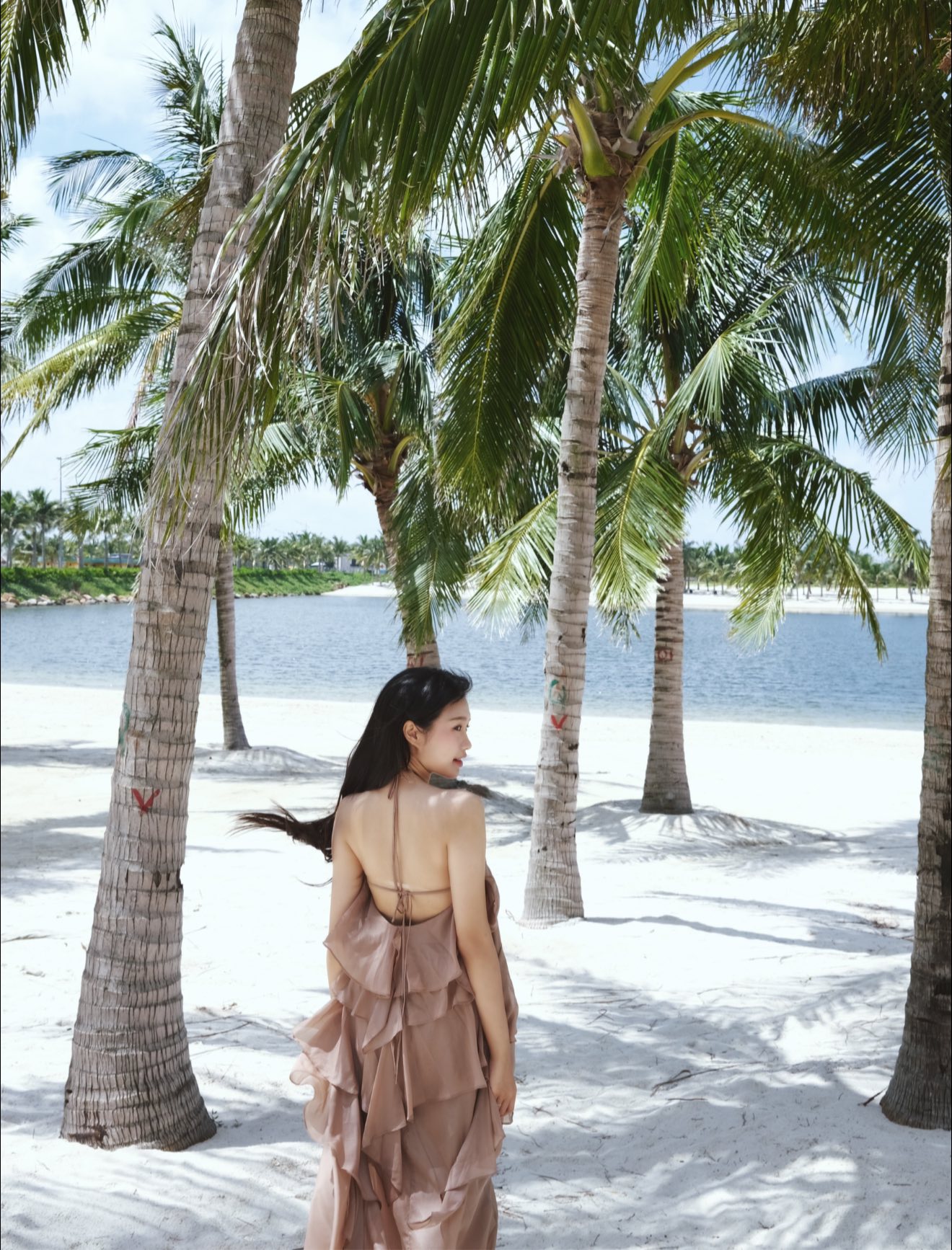 M&ecirc; mẩn b&oacute;ng lưng y&ecirc;u kiều của mỹ nữ tr&ecirc;n b&atilde;i biển, ho&aacute; ra l&agrave; n&agrave;ng WAG "bạch nguyệt quang" l&agrave;ng b&oacute;ng đ&aacute; - Ảnh 2.