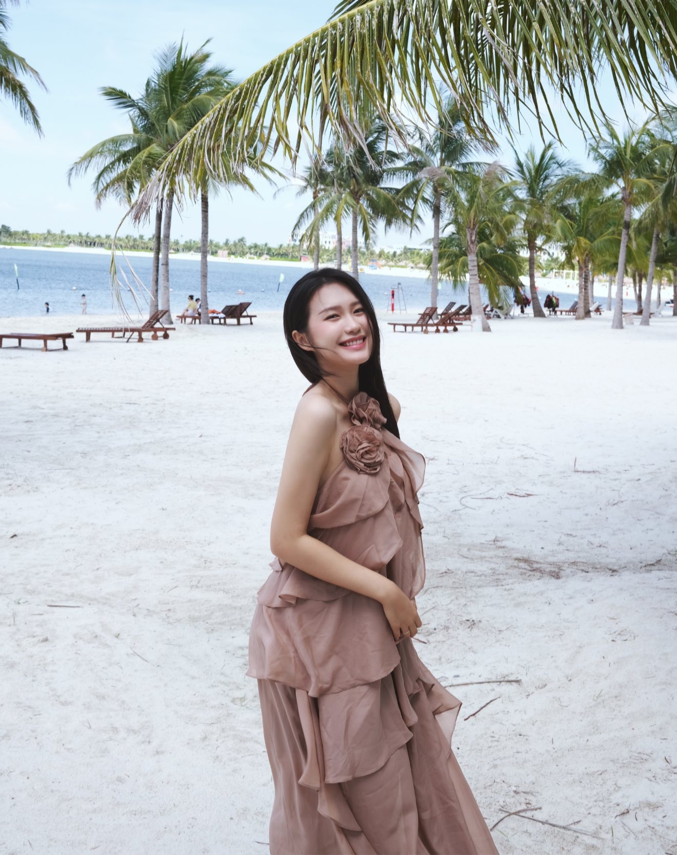 M&ecirc; mẩn b&oacute;ng lưng y&ecirc;u kiều của mỹ nữ tr&ecirc;n b&atilde;i biển, ho&aacute; ra l&agrave; n&agrave;ng WAG "bạch nguyệt quang" l&agrave;ng b&oacute;ng đ&aacute; - Ảnh 3.