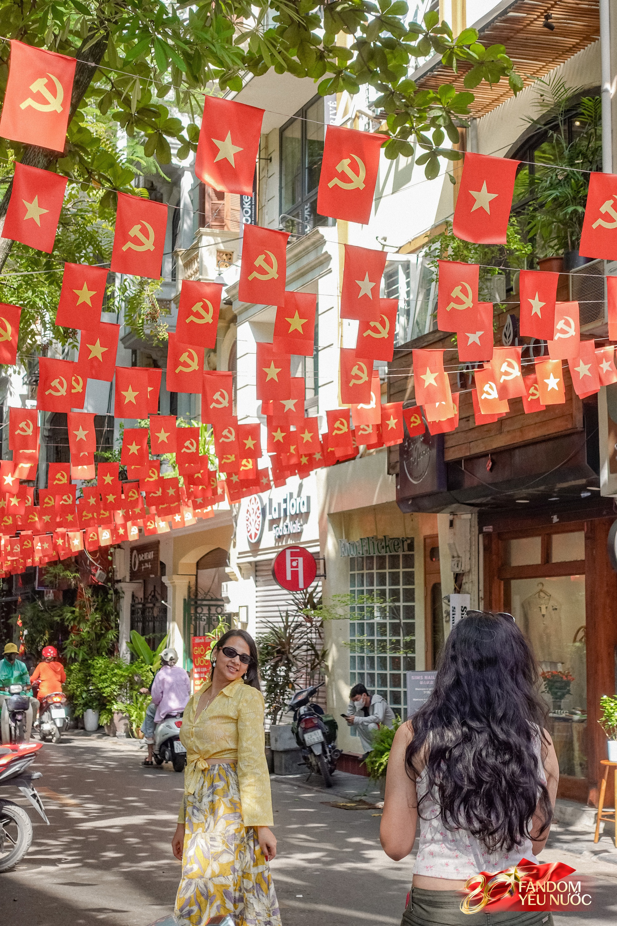 Kh&aacute;ch nước ngo&agrave;i th&iacute;ch th&uacute; chụp ảnh dưới bầu trời cờ hoa H&agrave; Nội, phố phường rộn r&agrave;ng trước thềm 2/9- Ảnh 6.