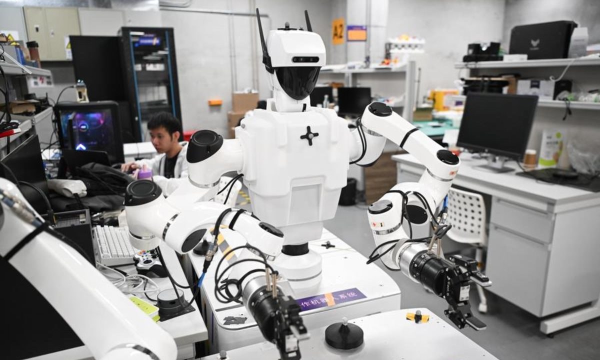 Trung Quốc lại khiến thế giới nể phục: Không chỉ làm việc trong nhà máy, robot giờ đã "tung tăng" vận hành trong các văn phòng, làm việc với con người như đồng nghiệp - Ảnh 1.