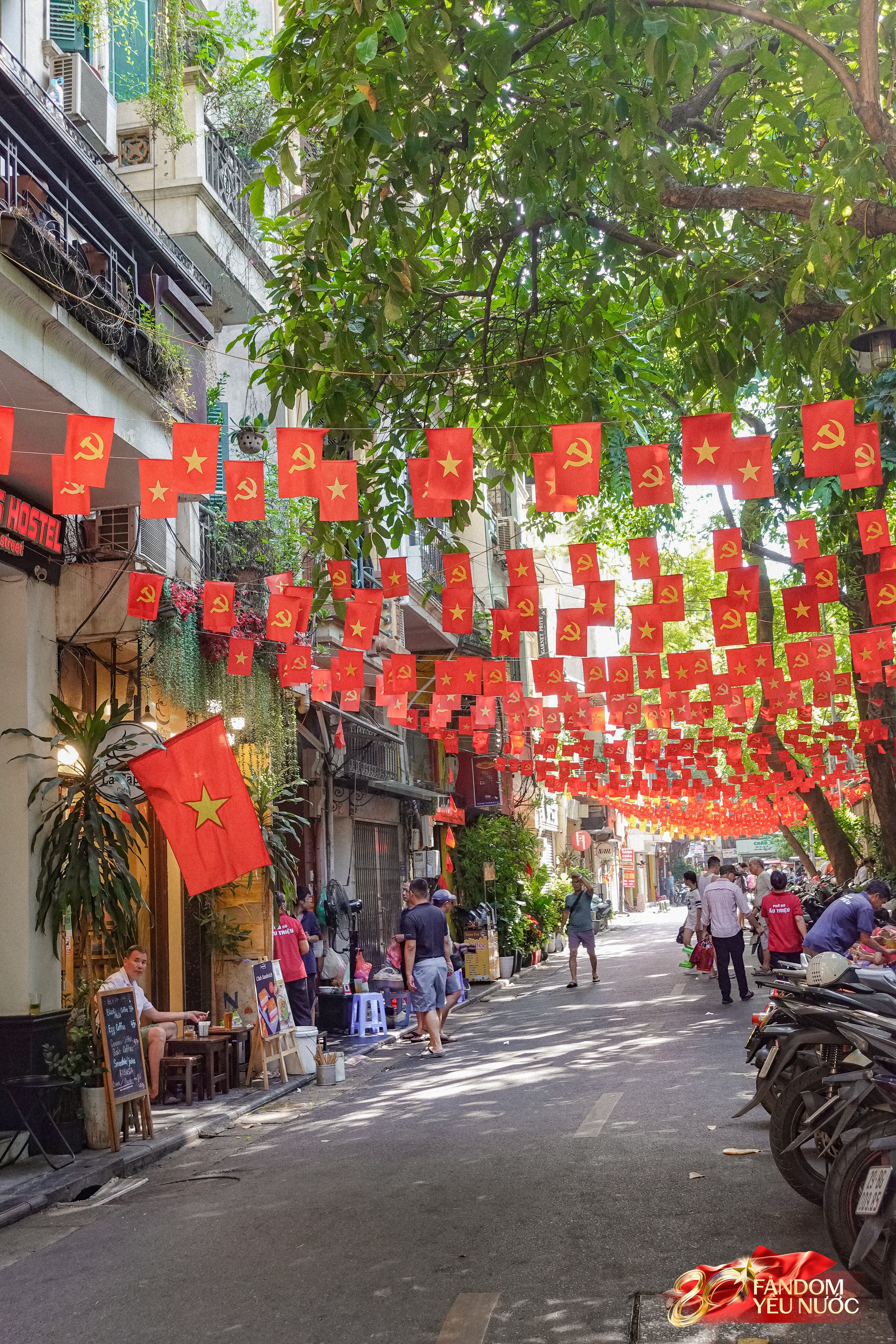 Kh&aacute;ch nước ngo&agrave;i th&iacute;ch th&uacute; chụp ảnh dưới bầu trời cờ hoa H&agrave; Nội, phố phường rộn r&agrave;ng trước thềm 2/9- Ảnh 7.