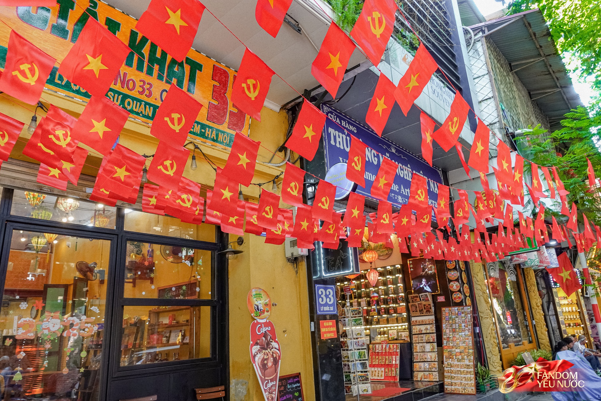 Kh&aacute;ch nước ngo&agrave;i th&iacute;ch th&uacute; chụp ảnh dưới bầu trời cờ hoa H&agrave; Nội, phố phường rộn r&agrave;ng trước thềm 2/9- Ảnh 8.