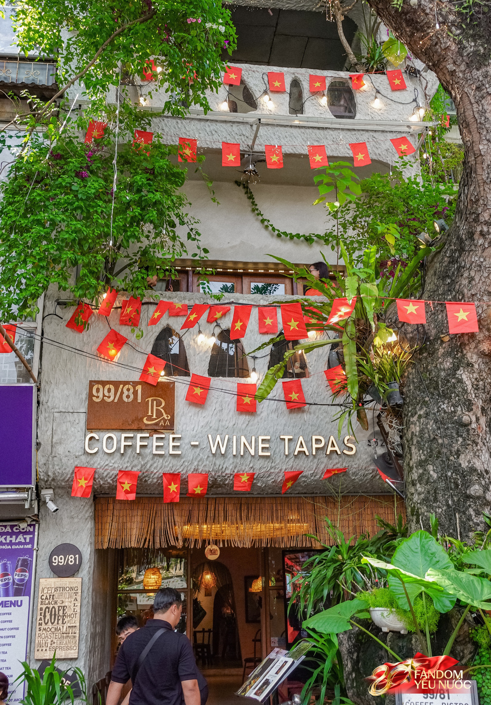 Kh&aacute;ch nước ngo&agrave;i th&iacute;ch th&uacute; chụp ảnh dưới bầu trời cờ hoa H&agrave; Nội, phố phường rộn r&agrave;ng trước thềm 2/9- Ảnh 9.