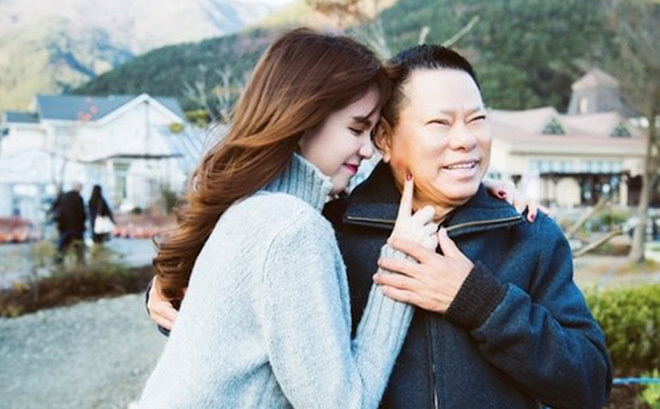 Phản cảm hành động Ngân 98 để loạt khán giả đụng chạm vòng 1 khi đi biểu diễn - Ảnh 4.