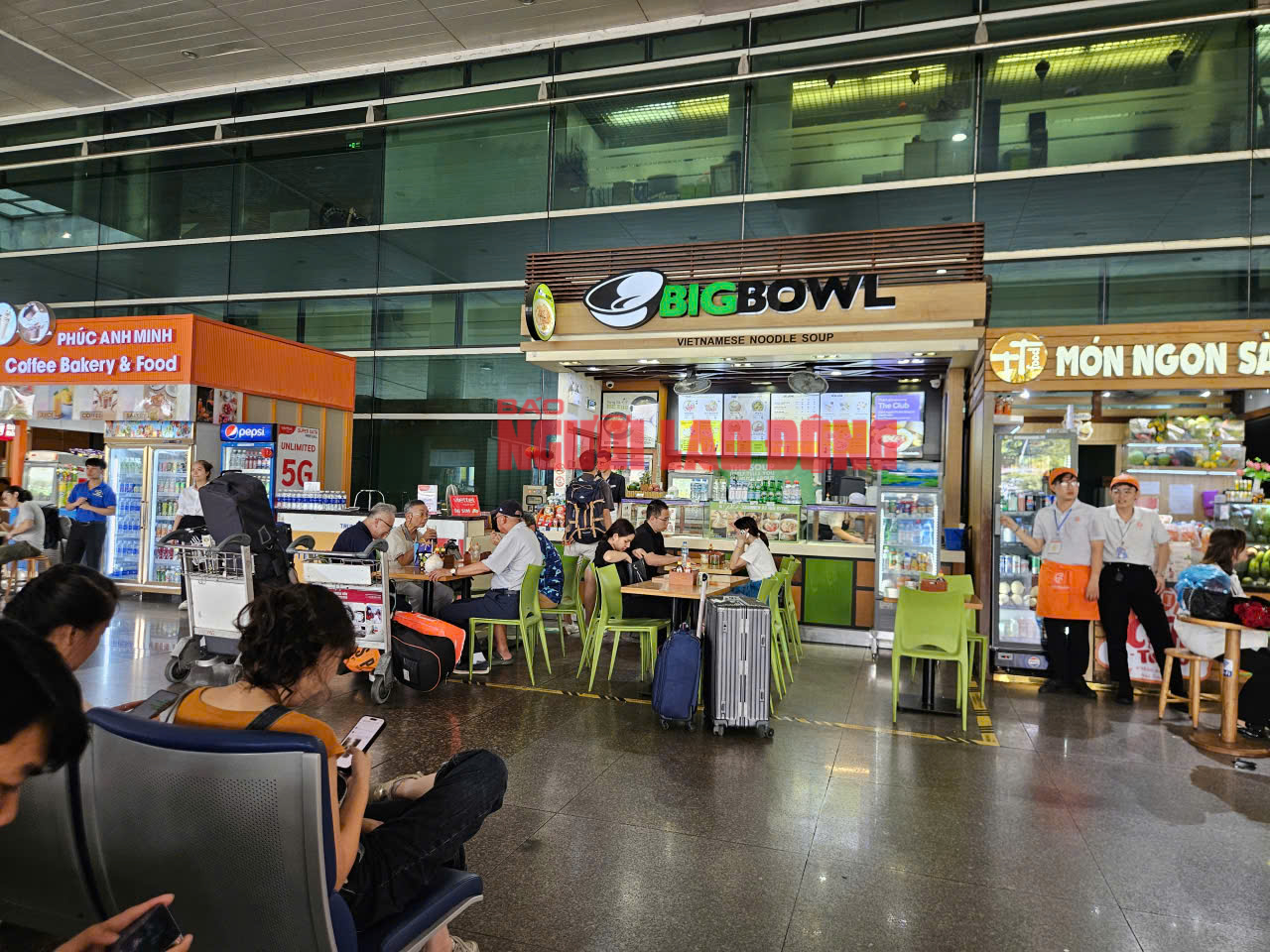 Chủ đầu tư sân bay Tân Sơn Nhất nói gì về giá phở, mì gói cao gấp nhiều lần bên ngoài?- Ảnh 3. Chủ đầu tư sân bay Tân Sơn Nhất nói gì về giá phở, mì gói cao gấp nhiều lần bên ngoài?- Ảnh 3.