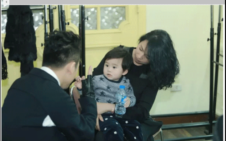 Cuộc sống vợ chồng của nam nghệ sĩ Việt đình đám với vợ hơn 2 tuổi, có 1 con riêng - Ảnh 1.