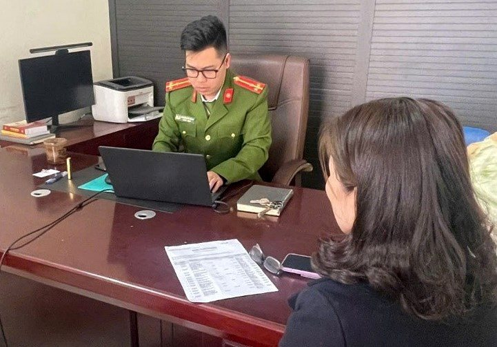 Người Phụ Nữ Ở Hà Nội Thấy Bất Thường Nhưng Vẫn Chuyển Khoản 280 Triệu Đồng, Đến Khi Mất 600 Triệu Mới Báo Công An 1 Dau Tu Tien Ao Nguoi Phu Nu Bi Lua Hon Nua Ti Dong 1754818470855 17548184715988315257