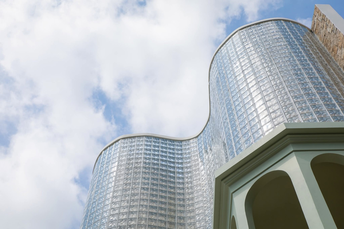 Chi&ecirc;m ngưỡng ng&ocirc;i nh&agrave; c&oacute; mặt tiền từ 3000 vi&ecirc;n gạch k&iacute;nh - Ảnh 4.