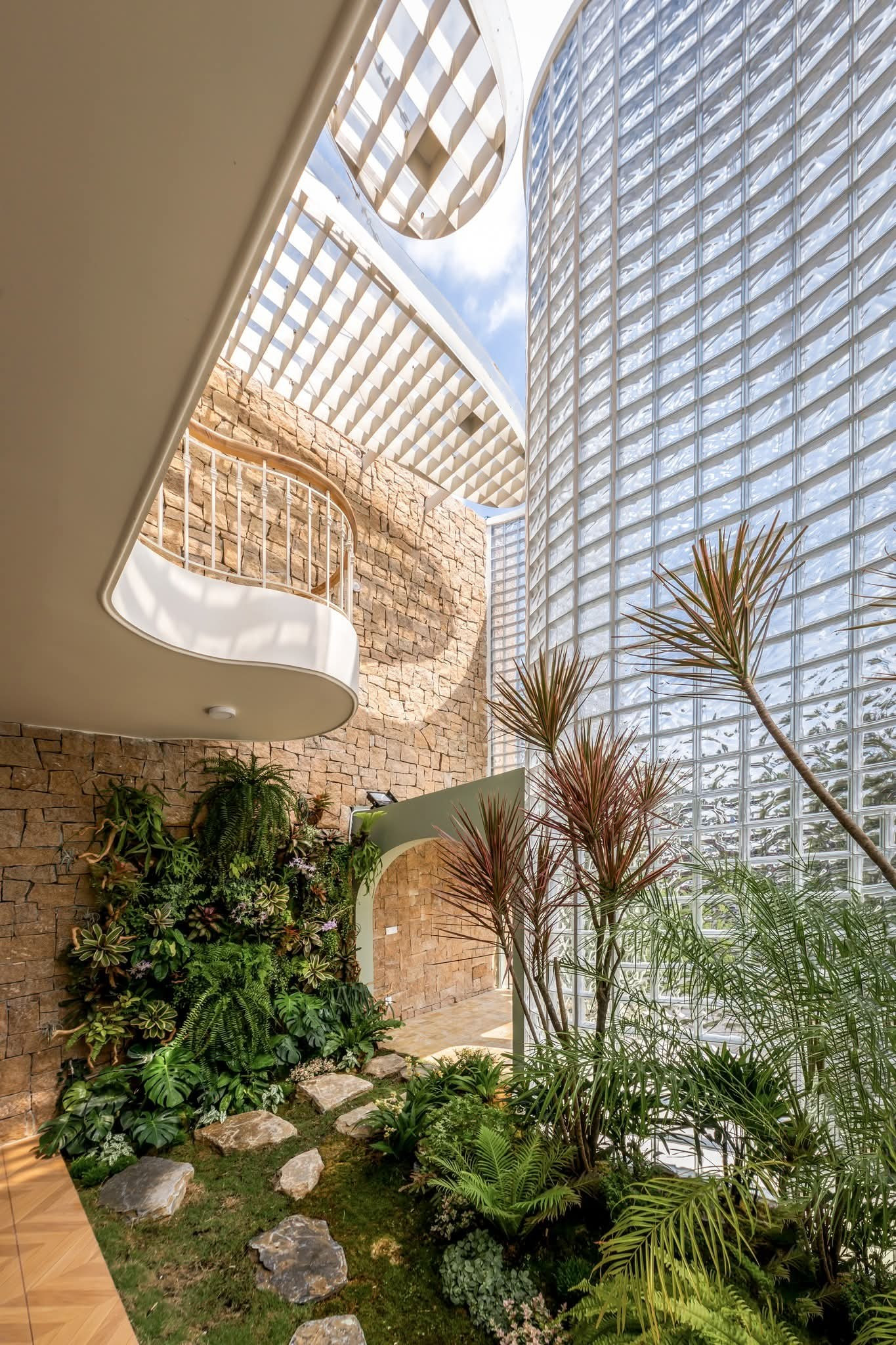 Chi&ecirc;m ngưỡng ng&ocirc;i nh&agrave; c&oacute; mặt tiền từ 3000 vi&ecirc;n gạch k&iacute;nh - Ảnh 5.