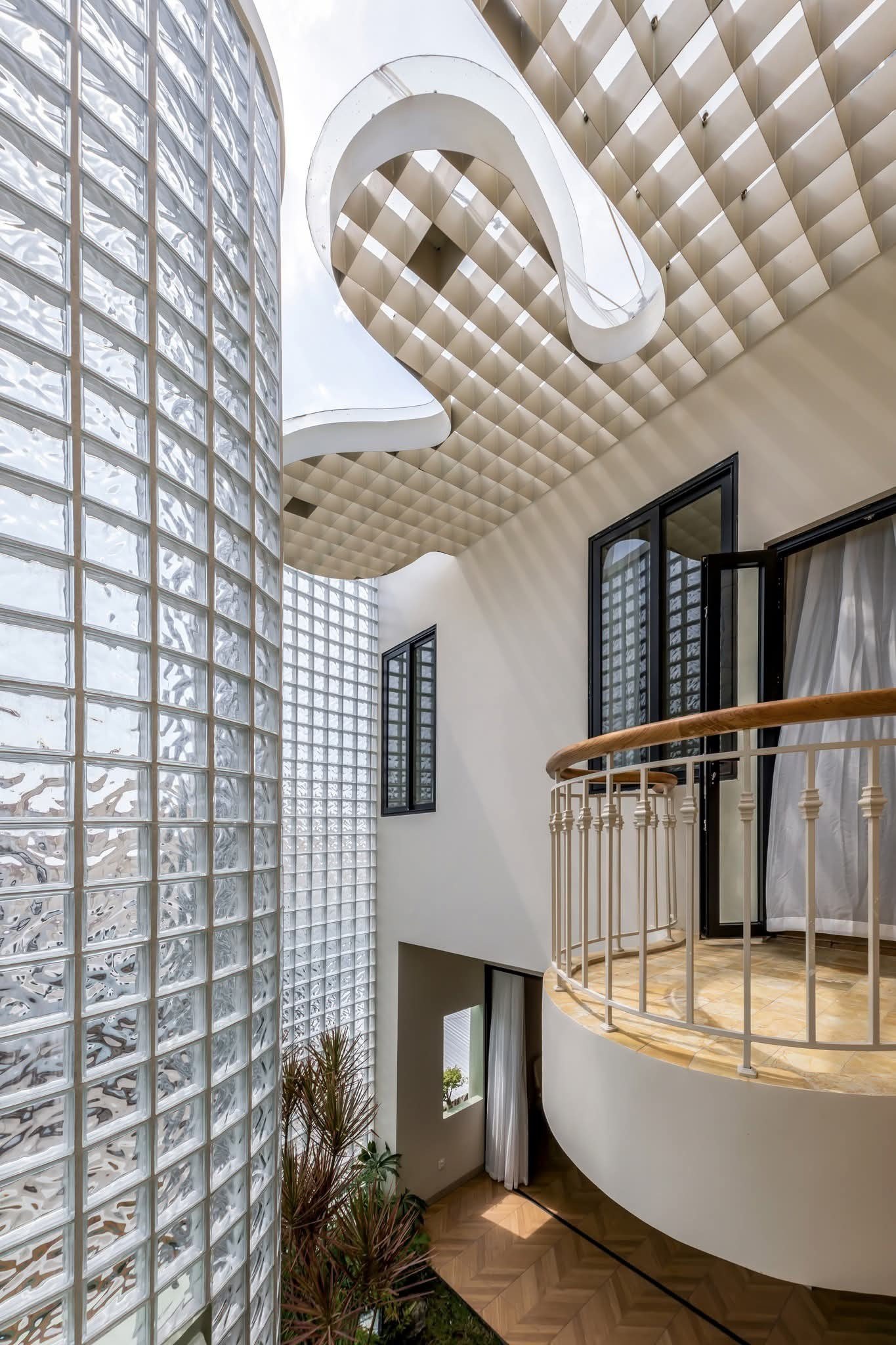 Chi&ecirc;m ngưỡng ng&ocirc;i nh&agrave; c&oacute; mặt tiền từ 3000 vi&ecirc;n gạch k&iacute;nh - Ảnh 8.