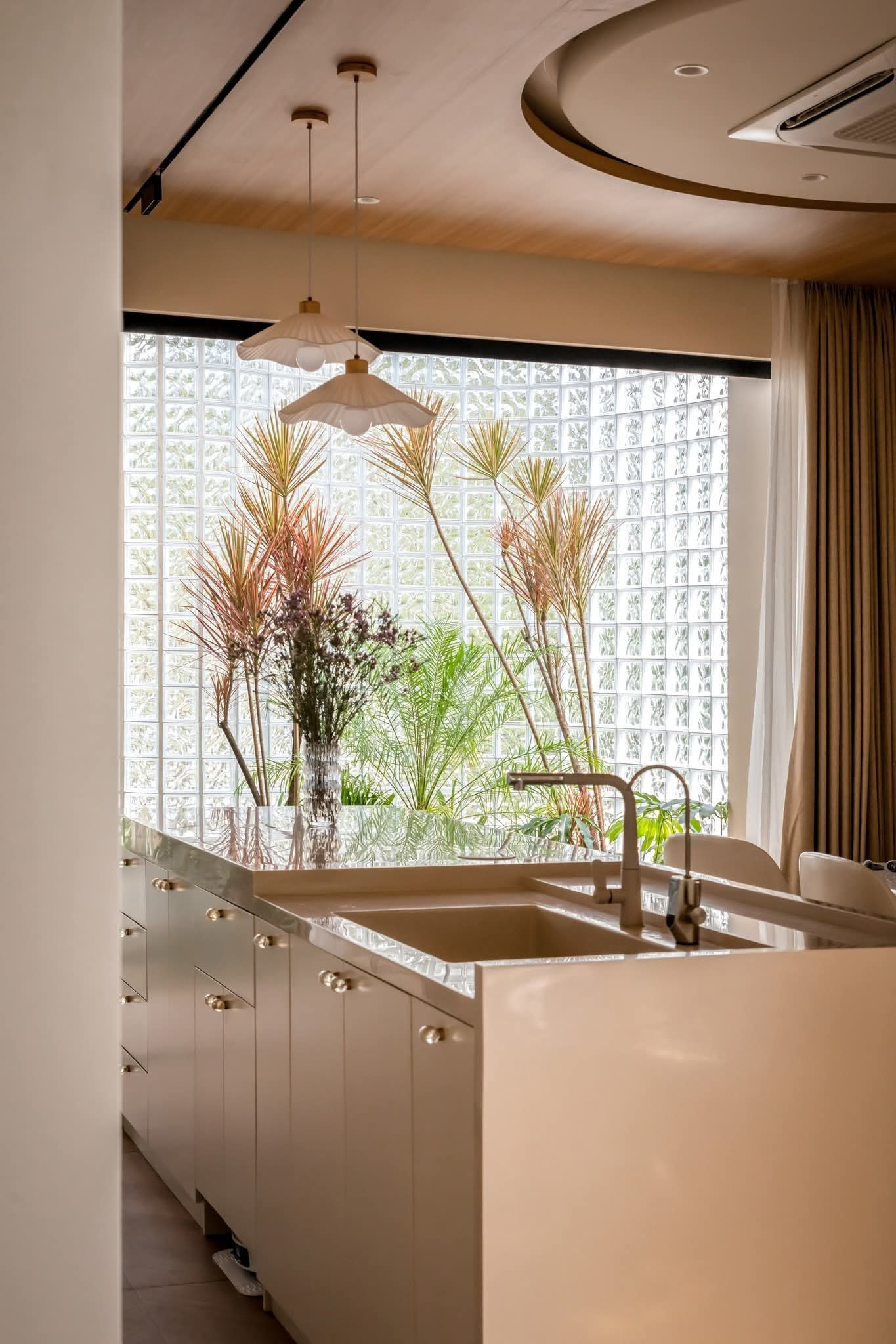 Chi&ecirc;m ngưỡng ng&ocirc;i nh&agrave; c&oacute; mặt tiền từ 3000 vi&ecirc;n gạch k&iacute;nh - Ảnh 13.