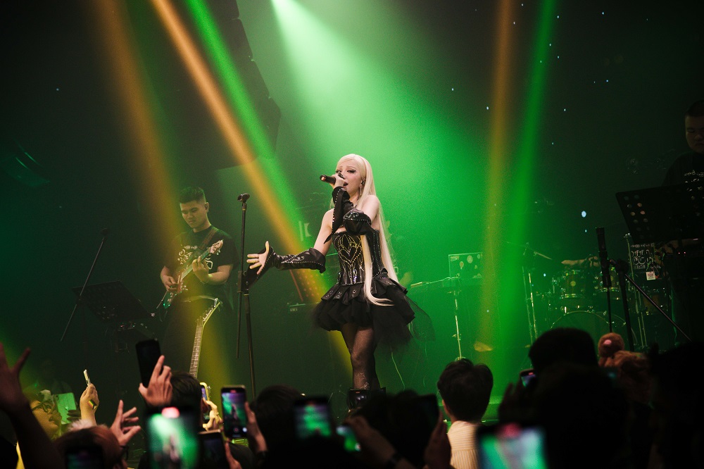 Phùng Khánh Linh giới thiệu ca khúc mới trong mini concert tại TPHCM- Ảnh 5.