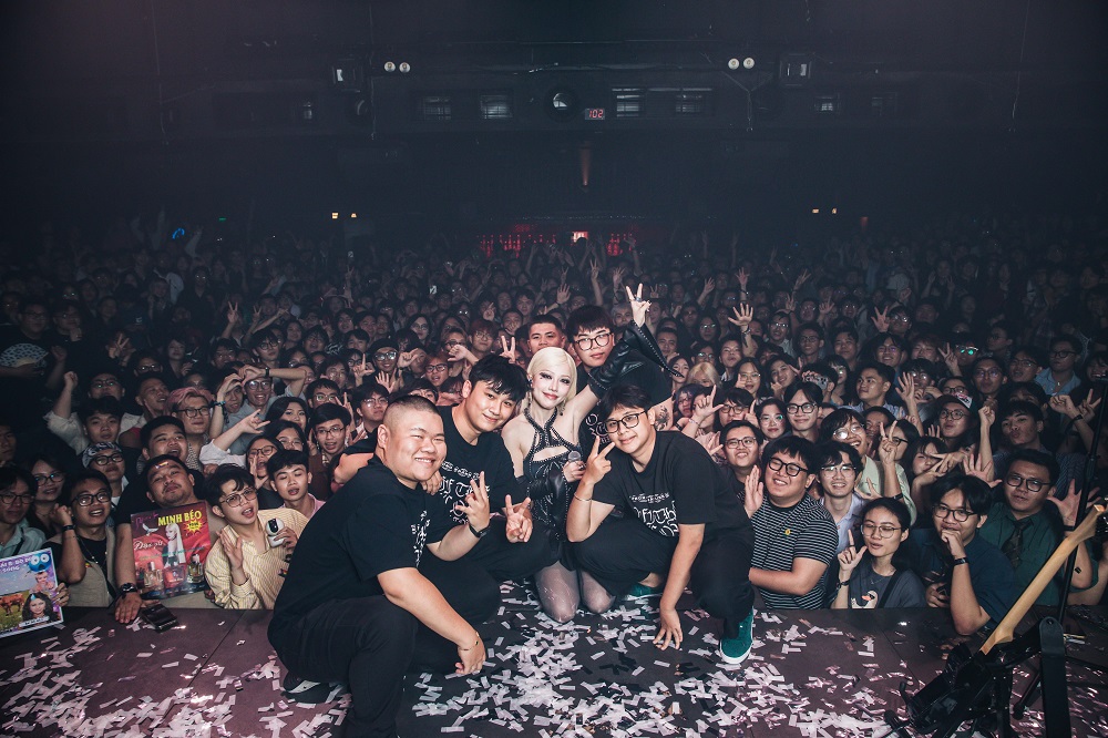 Phùng Khánh Linh giới thiệu ca khúc mới trong mini concert tại TPHCM- Ảnh 9.