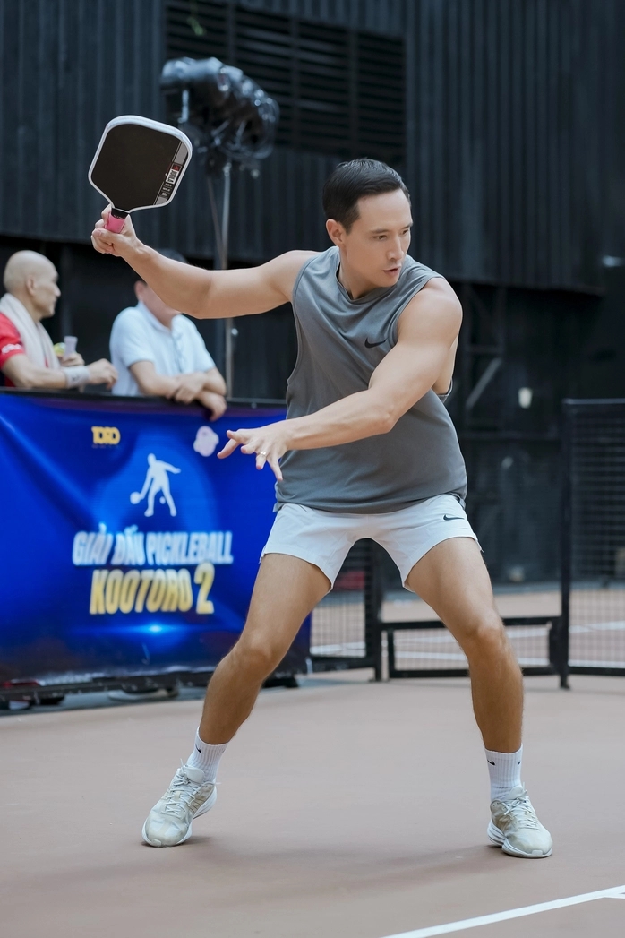 Kim Lý thi đấu pickleball cực "khét", lọt vào bán kết: Thành quả của những lần cùng Hà Hồ "trốn con" đi tập pickleball - Ảnh 4.