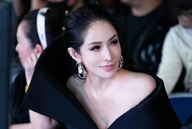 Từng đứng trên đỉnh hào quang với danh xưng "nữ thần săn trai trẻ", người đẹp showbiz nổi danh 1 thời giờ có cái kết thật chua chát - Ảnh 1.