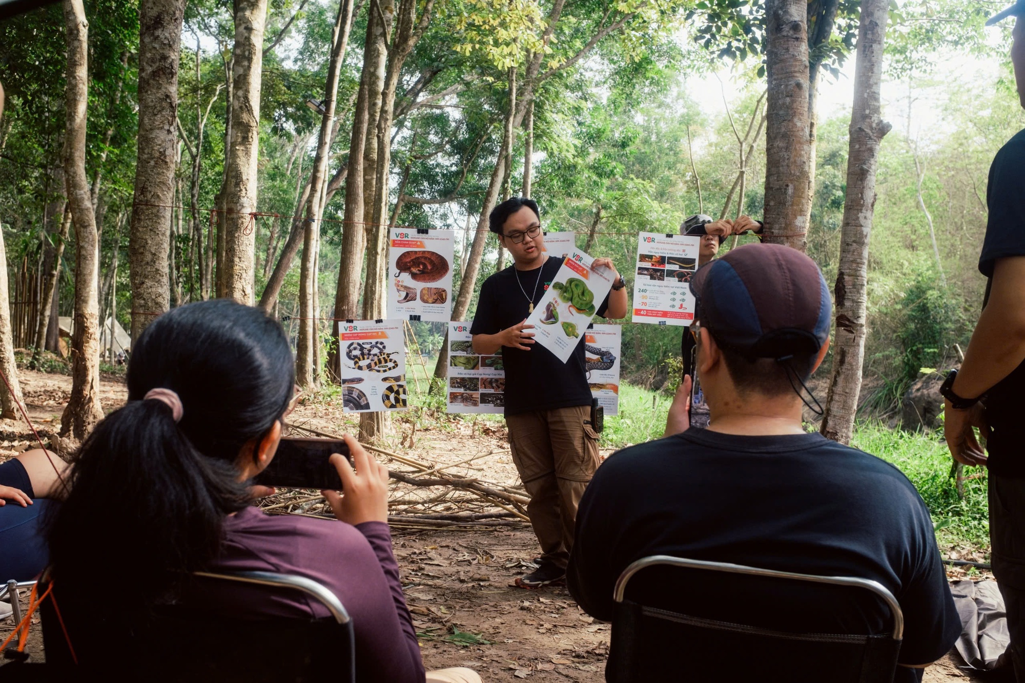 Xôn xao clip một TikToker phóng sinh bầy rắn hổ mang chúa mới nở - Ảnh 5.