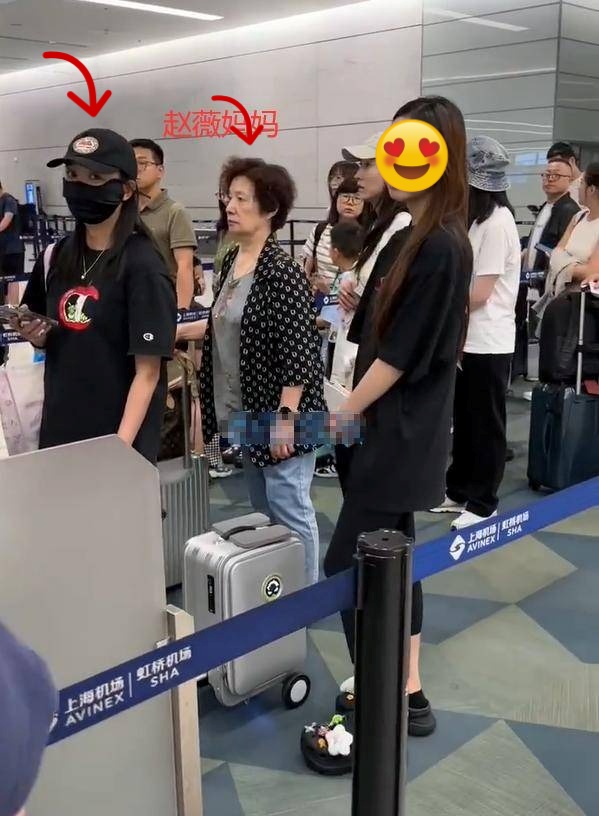 "Tóm gọn" Triệu Vy trùm kín mít ở sân bay, nghi dắt díu mẹ ruột - con gái chạy ra nước ngoài trốn nợ?- Ảnh 1.