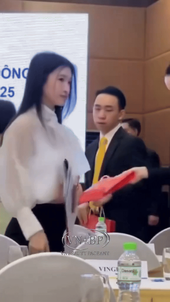 Chuyện gì đang xảy ra với Á hậu Phương Nhi?- Ảnh 4. Chuyện gì đang xảy ra với Á hậu Phương Nhi?- Ảnh 4.