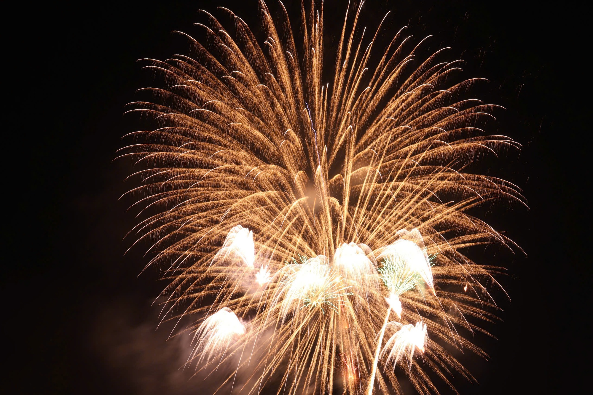 Pháo hoa Mỹ Đình rực rỡ trong đêm hội kỷ niệm 80 năm Cách mạng Tháng Tám - Ảnh 4.