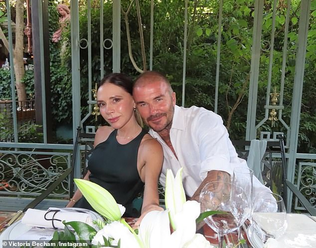 Victoria Beckham tung loạt ảnh gia đình hạnh phúc, khoảnh khắc Beckham ôm tiểu thư Harper mới gây sốt- Ảnh 1. Victoria Beckham tung loạt ảnh gia đình hạnh phúc, khoảnh khắc Beckham ôm tiểu thư Harper mới gây sốt- Ảnh 1.