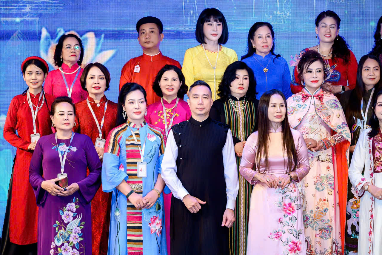 Sân khấu Nhà hát Lớn lắng đọng với “Thì Thầm Hoa Sen” của NTK Cao Thu Vân- Ảnh 4.