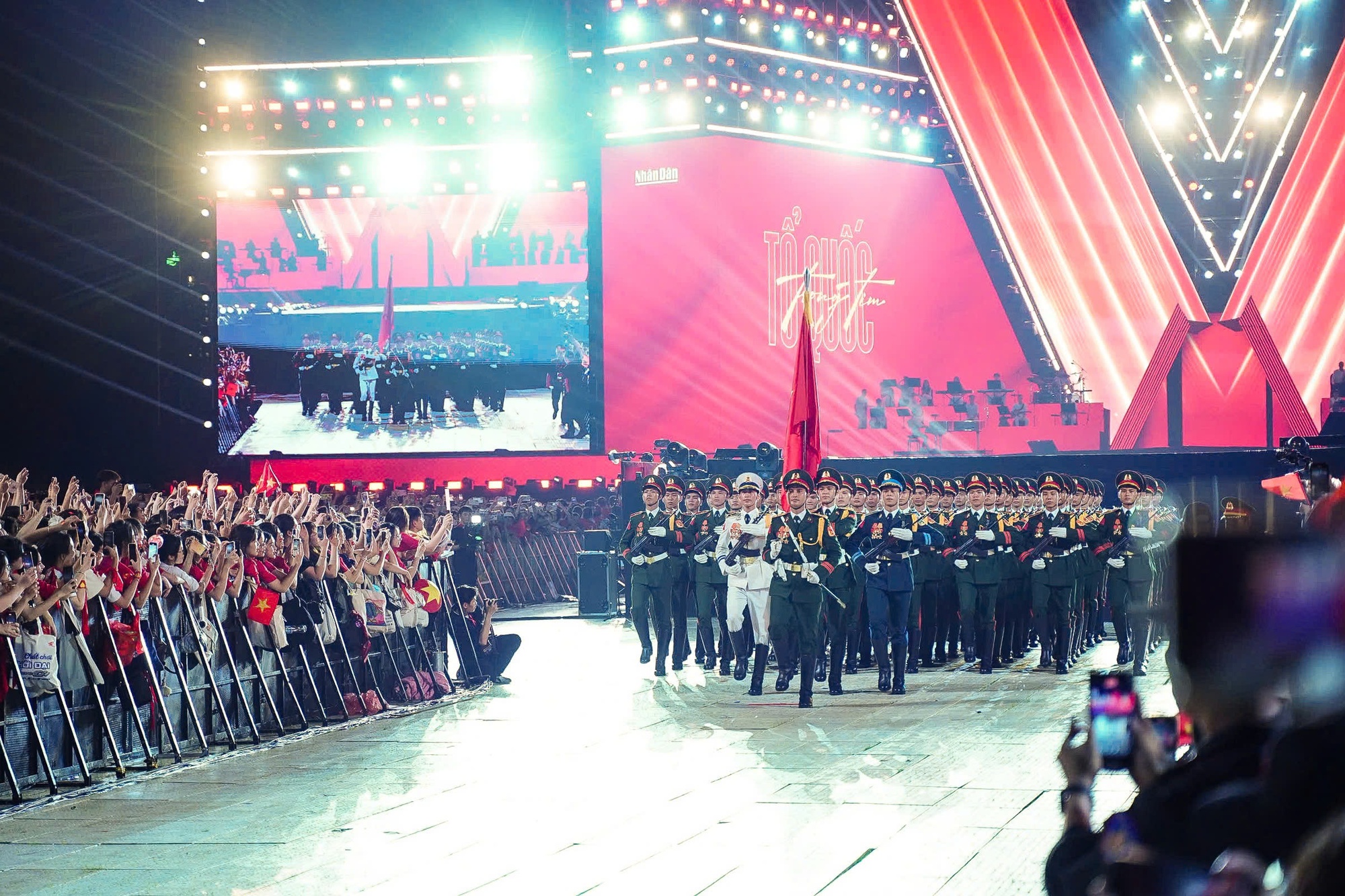 Pháo hoa Mỹ Đình rực rỡ trong đêm hội kỷ niệm 80 năm Cách mạng Tháng Tám - Ảnh 7.