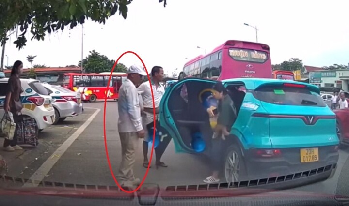 Tài xế chặn taxi ở Thái Nguyên bị phạt 4 triệu đồng vì Tranh giành khách - Ảnh 1. Tài xế chặn taxi ở Thái Nguyên bị phạt 4 triệu đồng vì Tranh giành khách - Ảnh 1.