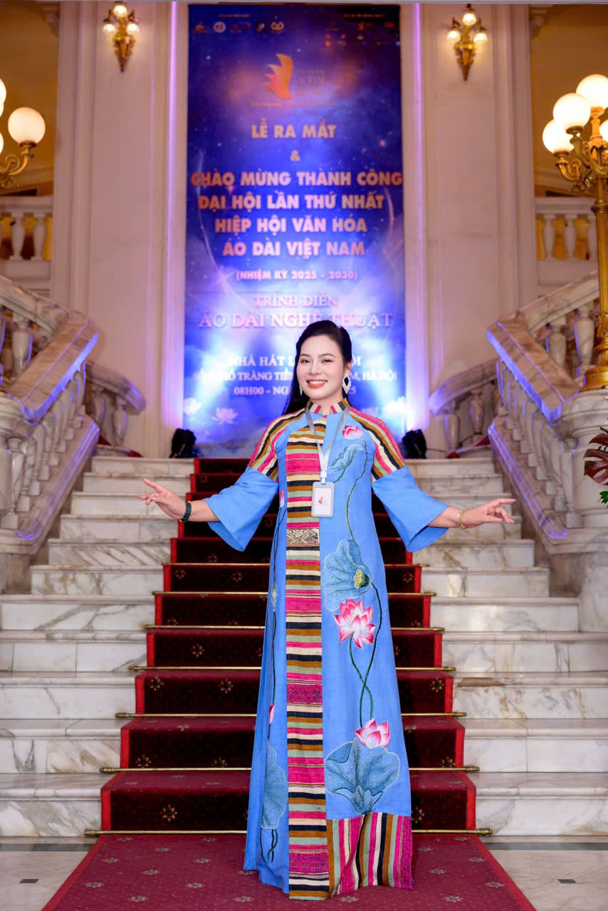 Sân khấu Nhà hát Lớn lắng đọng với “Thì Thầm Hoa Sen” của NTK Cao Thu Vân- Ảnh 1.