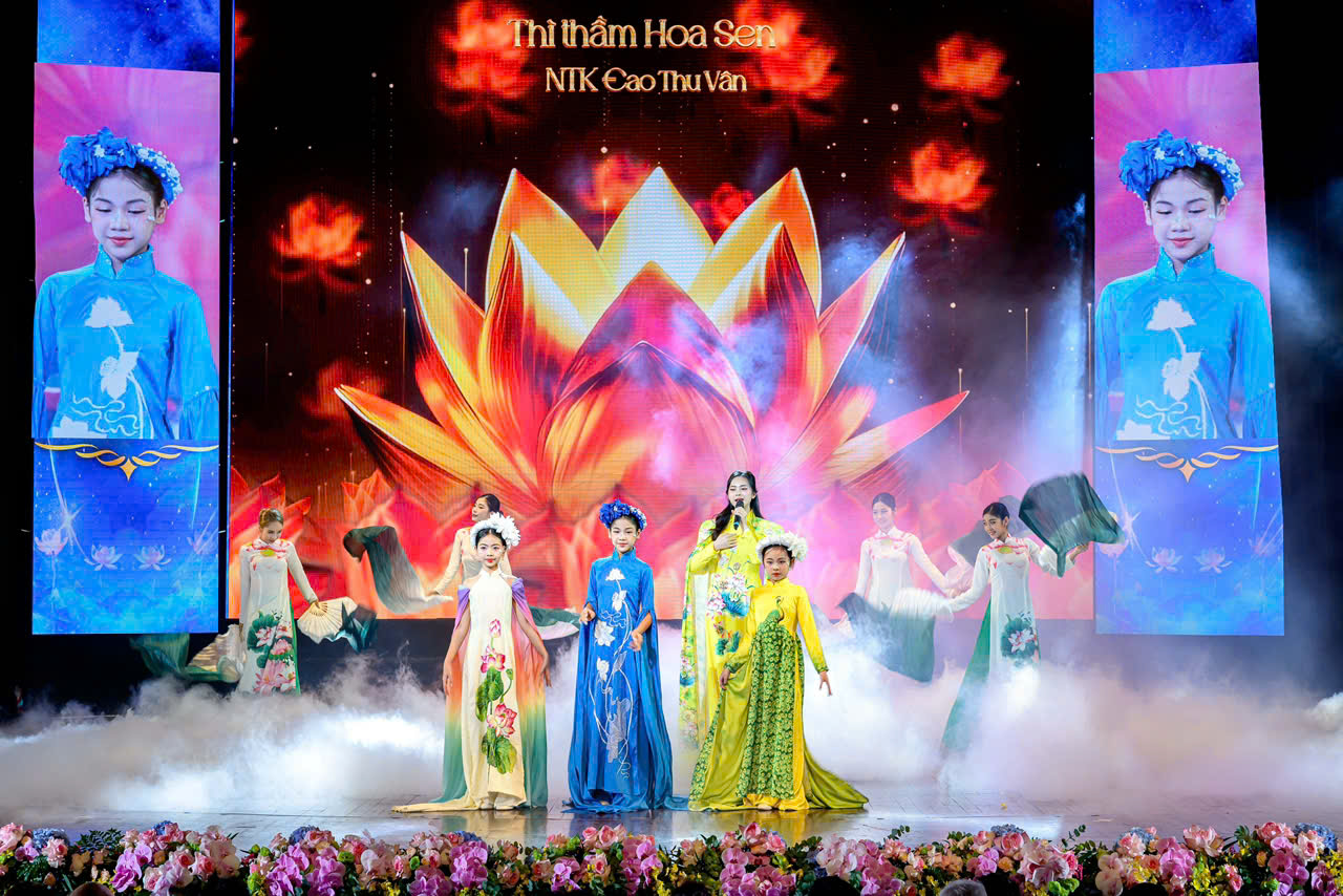 Sân khấu Nhà hát Lớn lắng đọng với “Thì Thầm Hoa Sen” của NTK Cao Thu Vân- Ảnh 3.