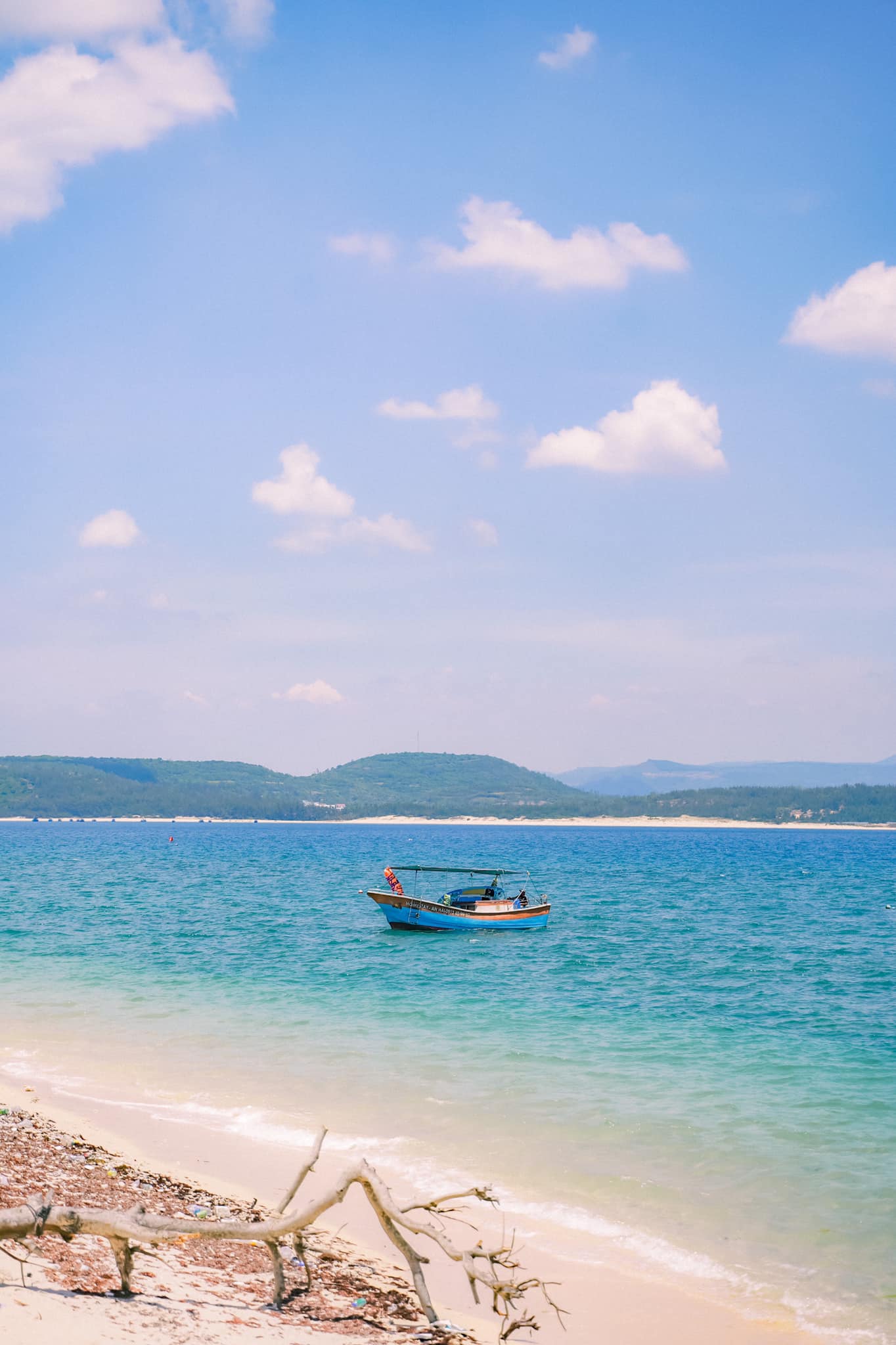 Hòn đảo hoang sơ thuộc tỉnh miền Trung, du khách nhận xét: "Ngỡ ngàng vì nước biển quá xanh!" - Ảnh 4.