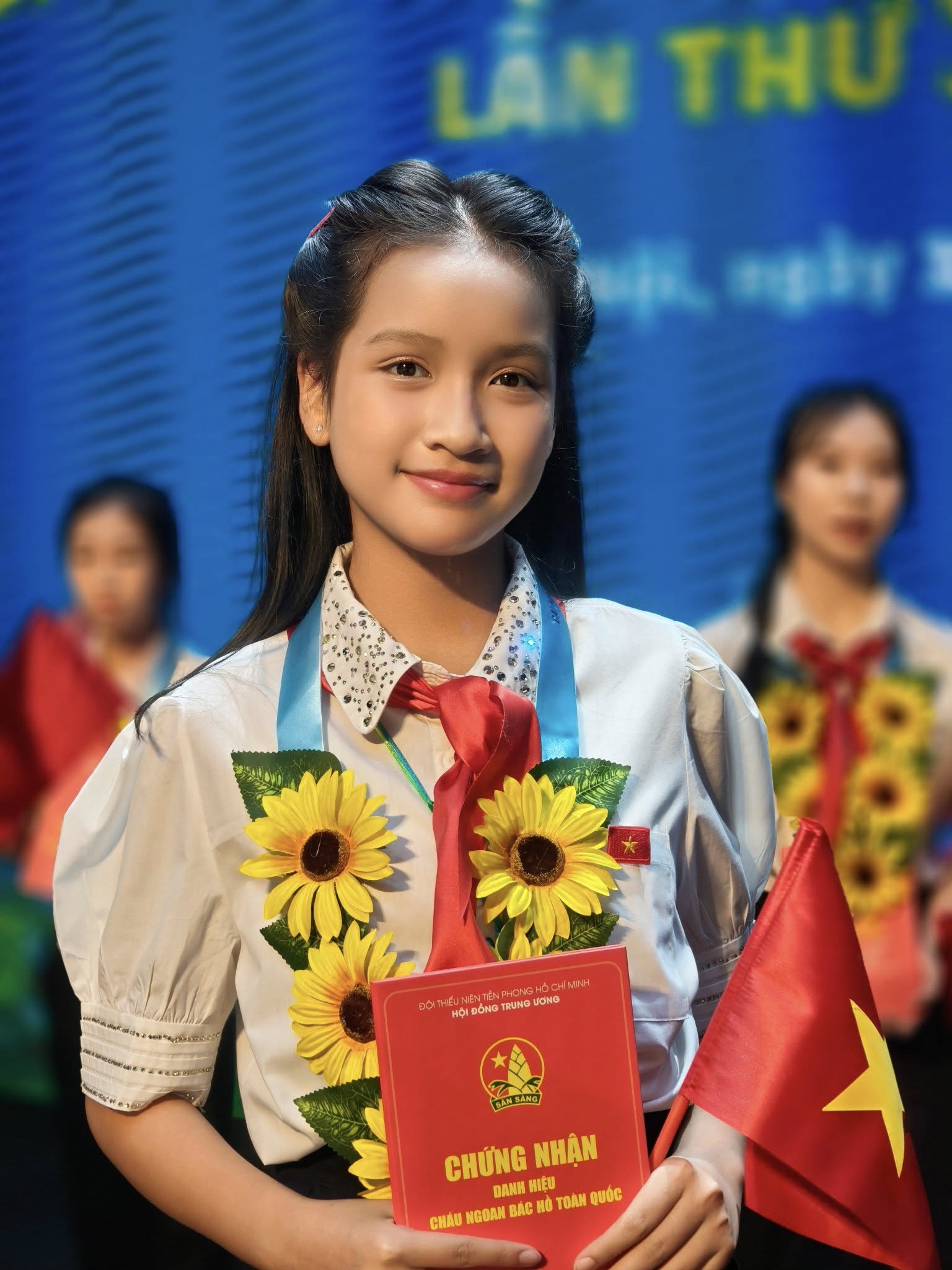 Cô bé Hà Nội SN 2012 cất giọng hát làm 50.000 rung tim giữa concert Quốc gia là ai?- Ảnh 4. Cô bé Hà Nội SN 2012 cất giọng hát làm 50.000 rung tim giữa concert Quốc gia là ai?- Ảnh 4.