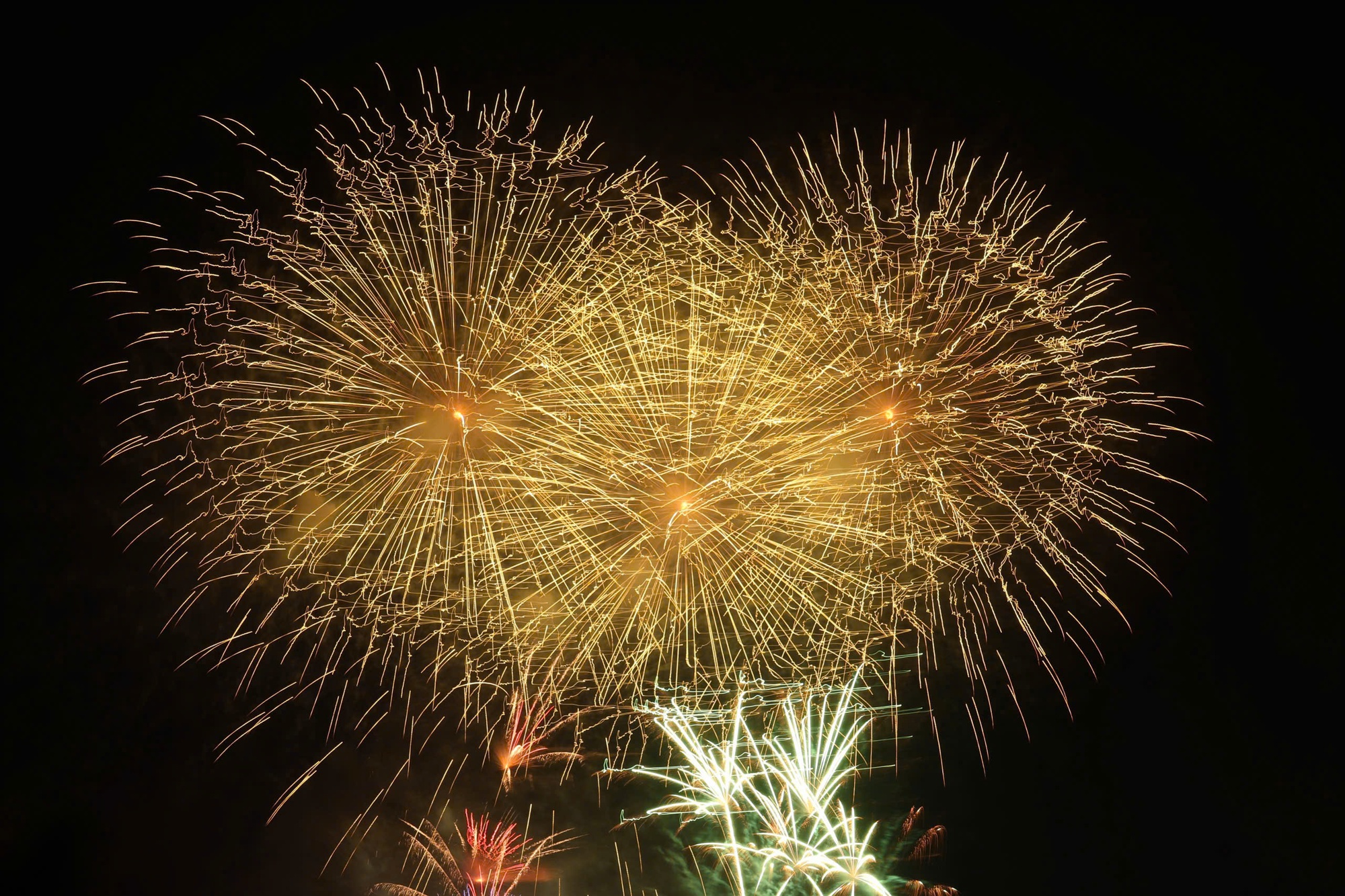 Pháo hoa Mỹ Đình rực rỡ trong đêm hội kỷ niệm 80 năm Cách mạng Tháng Tám - Ảnh 5.