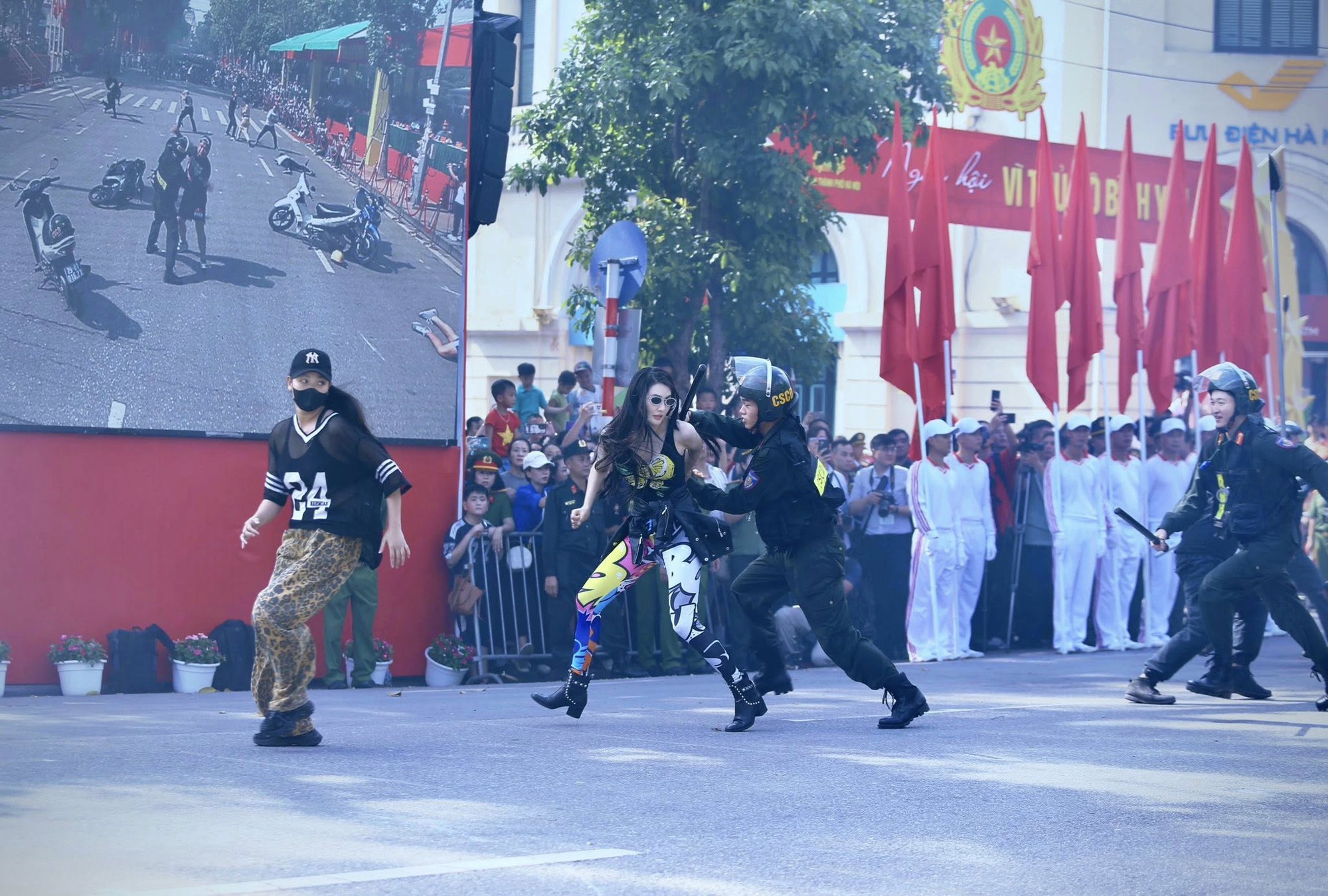 Gặp nữ thiếu tá trong vai "girl phố" náo loạn Hồ Gươm: Phải thể hiện thật "ngọt" để khán giả tin vào nhân vật! - Ảnh 7. Gặp nữ thiếu tá trong vai "girl phố" náo loạn Hồ Gươm: Phải thể hiện thật "ngọt" để khán giả tin vào nhân vật! - Ảnh 7.