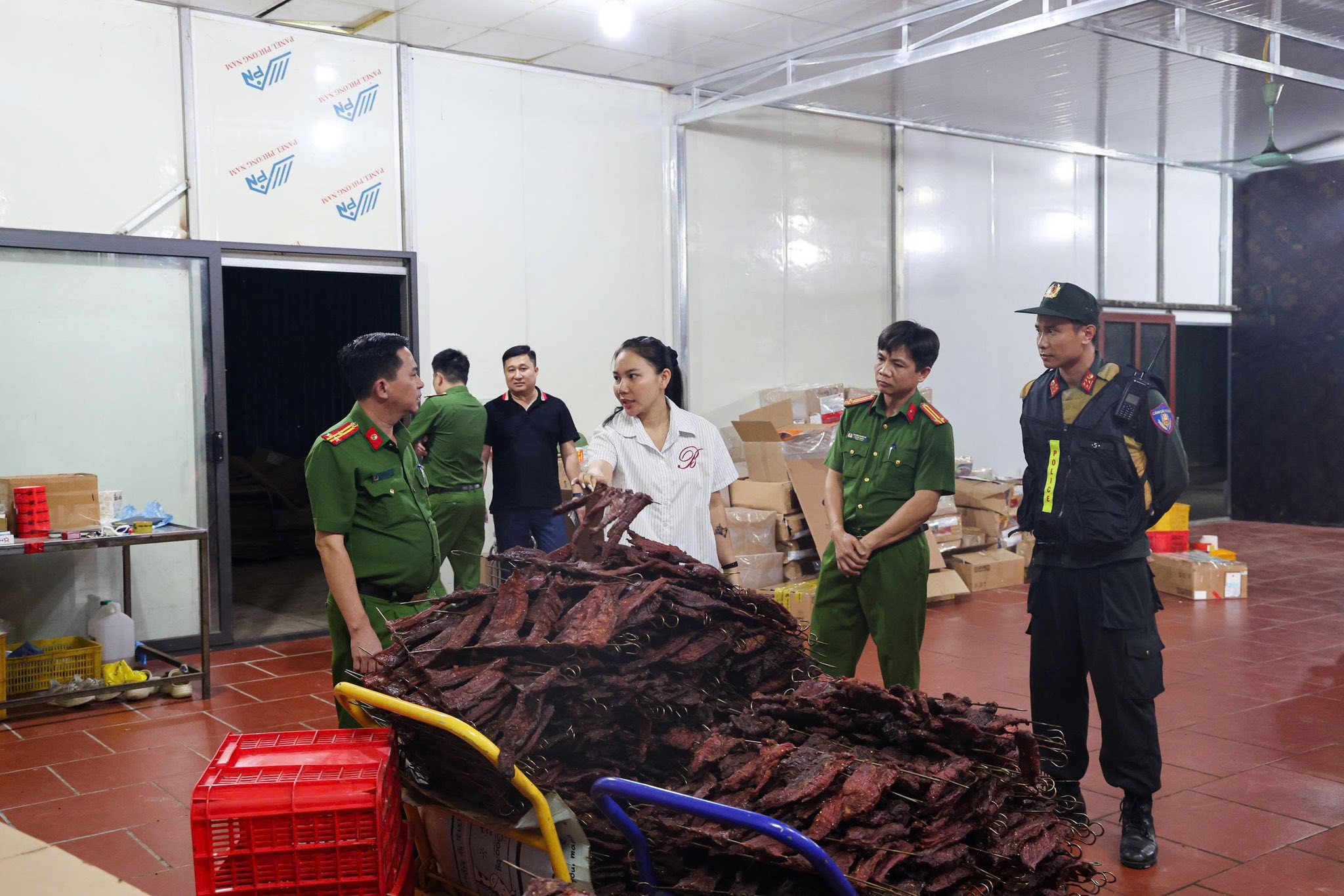 Đồng loạt khám xét 3 nhà kho của "trùm thực phẩm giả" Vũ Thị Hường: Hàng chục tấn thịt bốc mùi hôi thối  - Ảnh 2.