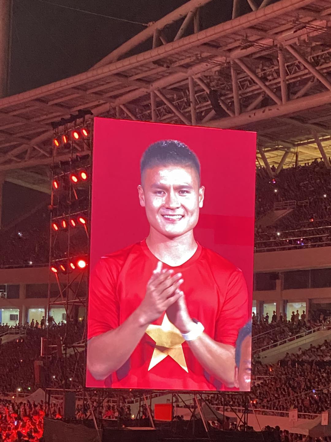 Quang Hải dẫn Chu Thanh Huyền đến dự concert, m&agrave;n đọ sắc với &Aacute;nh Vi&ecirc;n đời thực g&acirc;y sốt!- Ảnh 3.