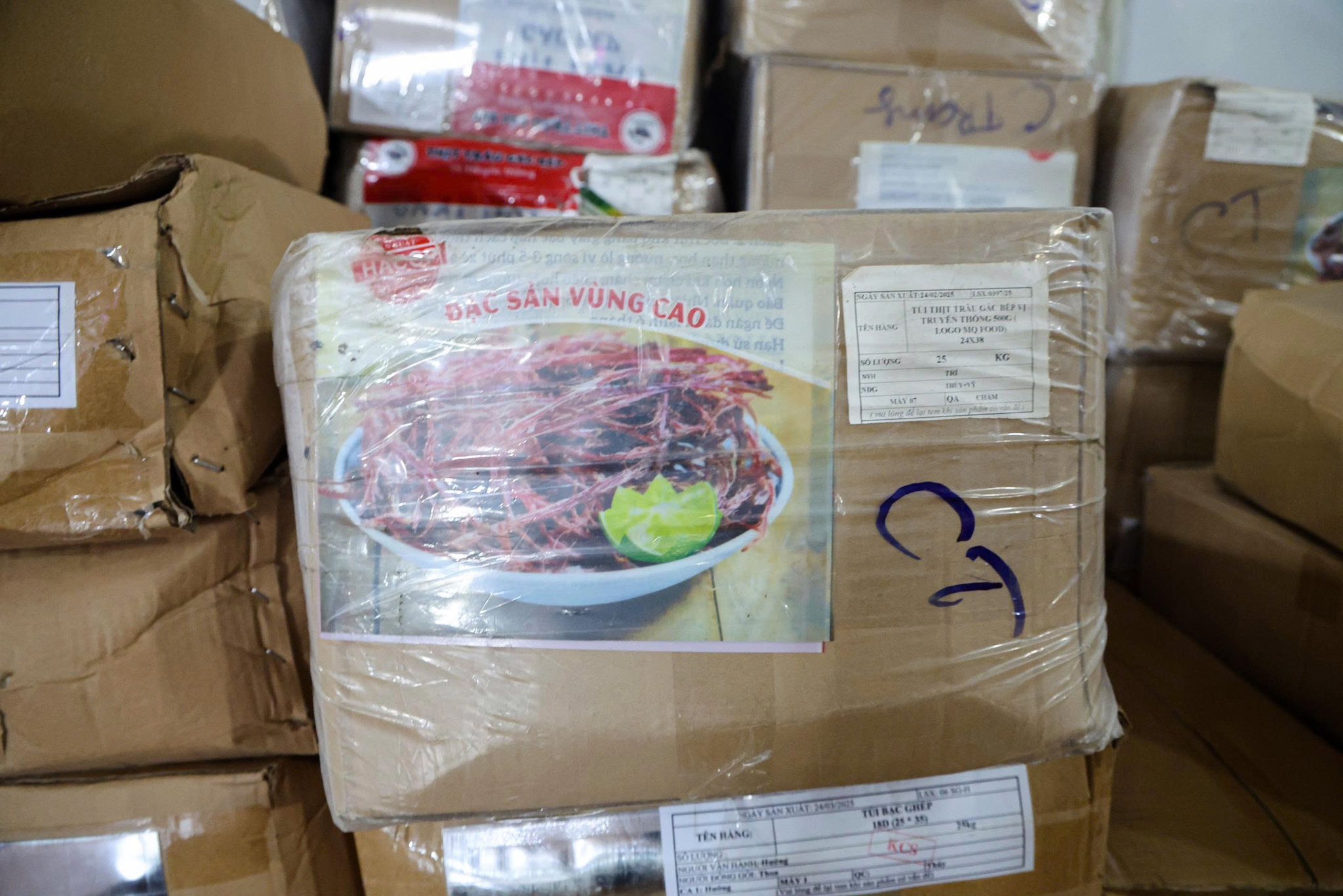 Đồng loạt khám xét 3 nhà kho của "trùm thực phẩm giả" Vũ Thị Hường: Hàng chục tấn thịt bốc mùi hôi thối  - Ảnh 10.