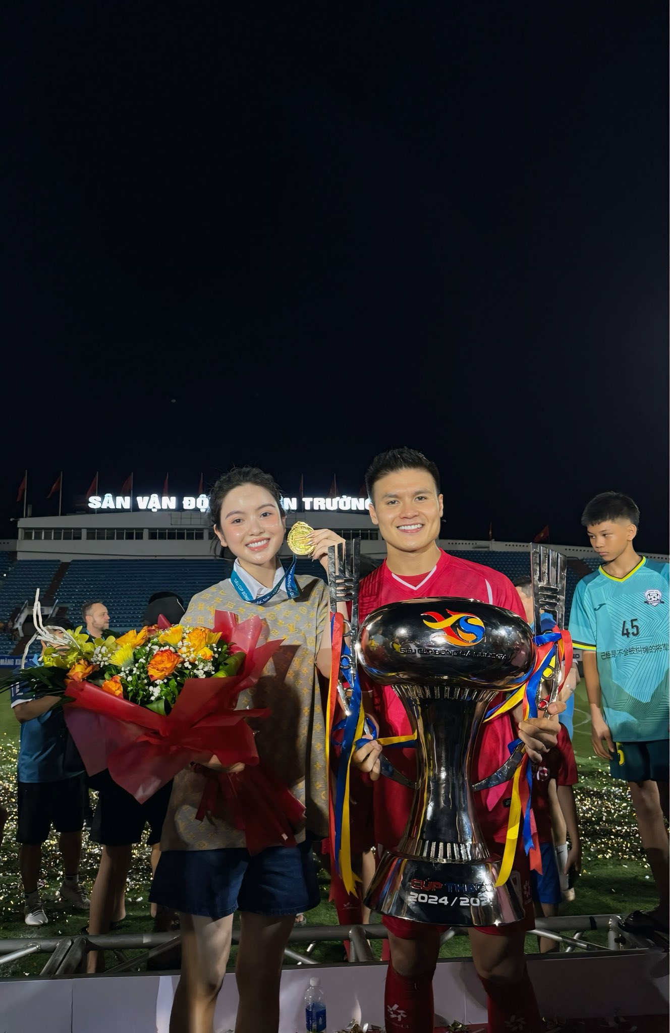 Quang Hải tặng huy chương, ôm thắm thiết Chu Thanh Huyền giữa chỗ đông người, mặc ồn ào vẫn yêu vợ như ngày đầu tiên- Ảnh 1. Quang Hải tặng huy chương, ôm thắm thiết Chu Thanh Huyền giữa chỗ đông người, mặc ồn ào vẫn yêu vợ như ngày đầu tiên- Ảnh 1.