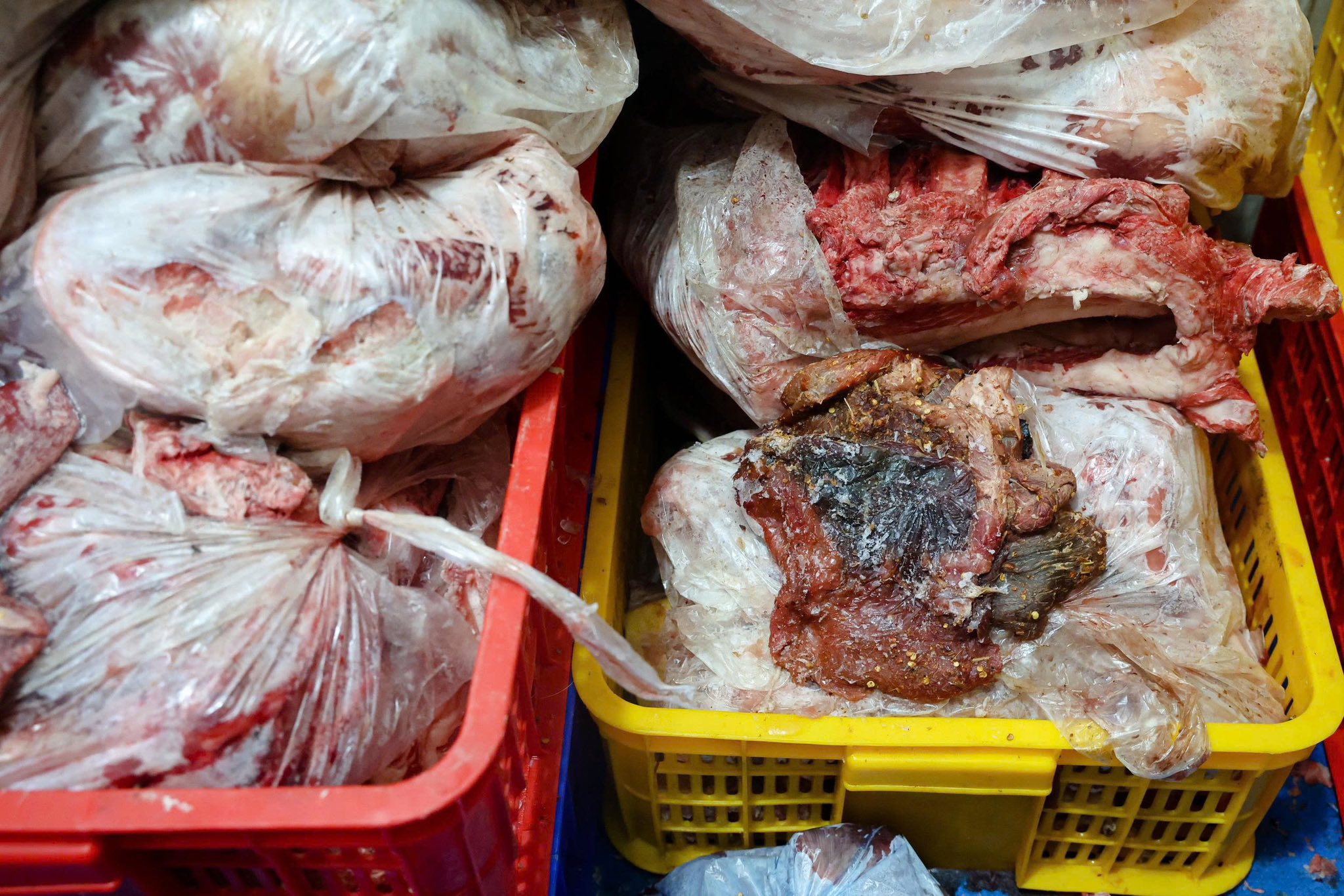 Đồng loạt khám xét 3 nhà kho của "trùm thực phẩm giả" Vũ Thị Hường: Hàng chục tấn thịt bốc mùi hôi thối  - Ảnh 9.